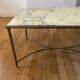 Table basse en marbre et laiton