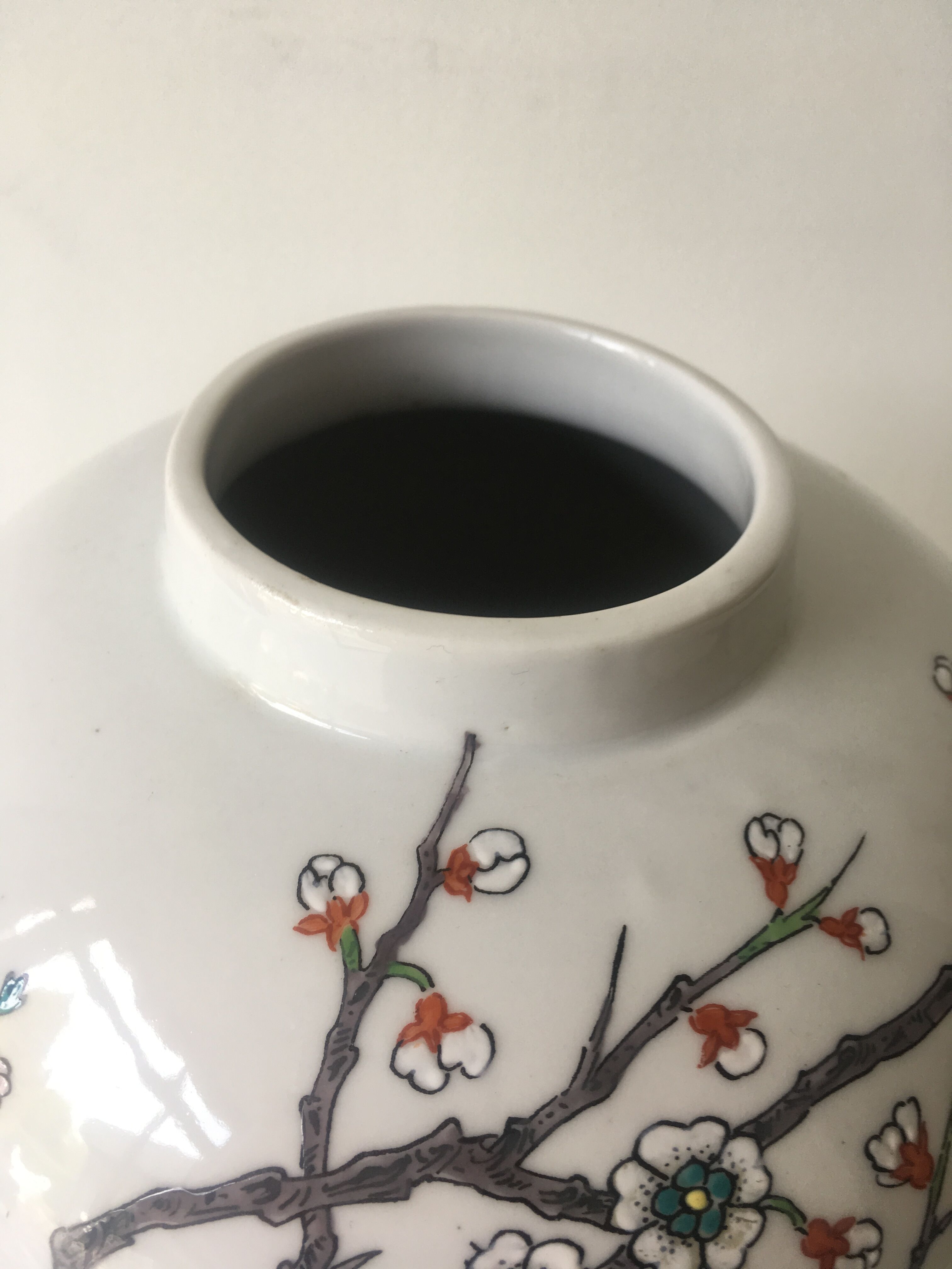 Covered pot in Paris porcelain