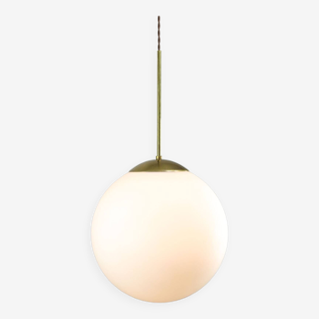 Grande lampe à suspension sphère mid-century en opaline et laiton, italie