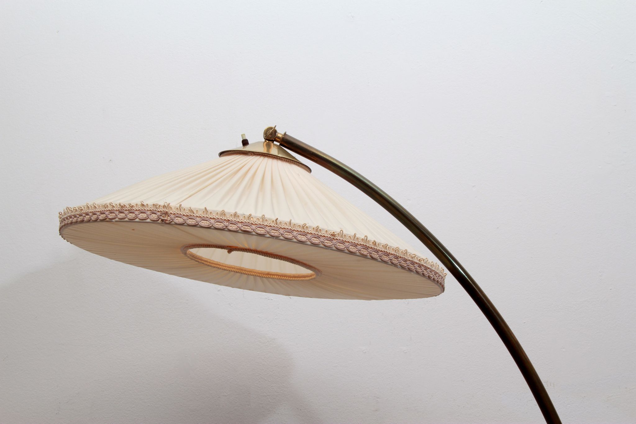 Lampadaire des années 1950 en laiton avec abat-jour plisée