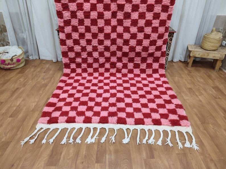 Handmade pure wool rug in traditional pink and red, 150/250 cm.