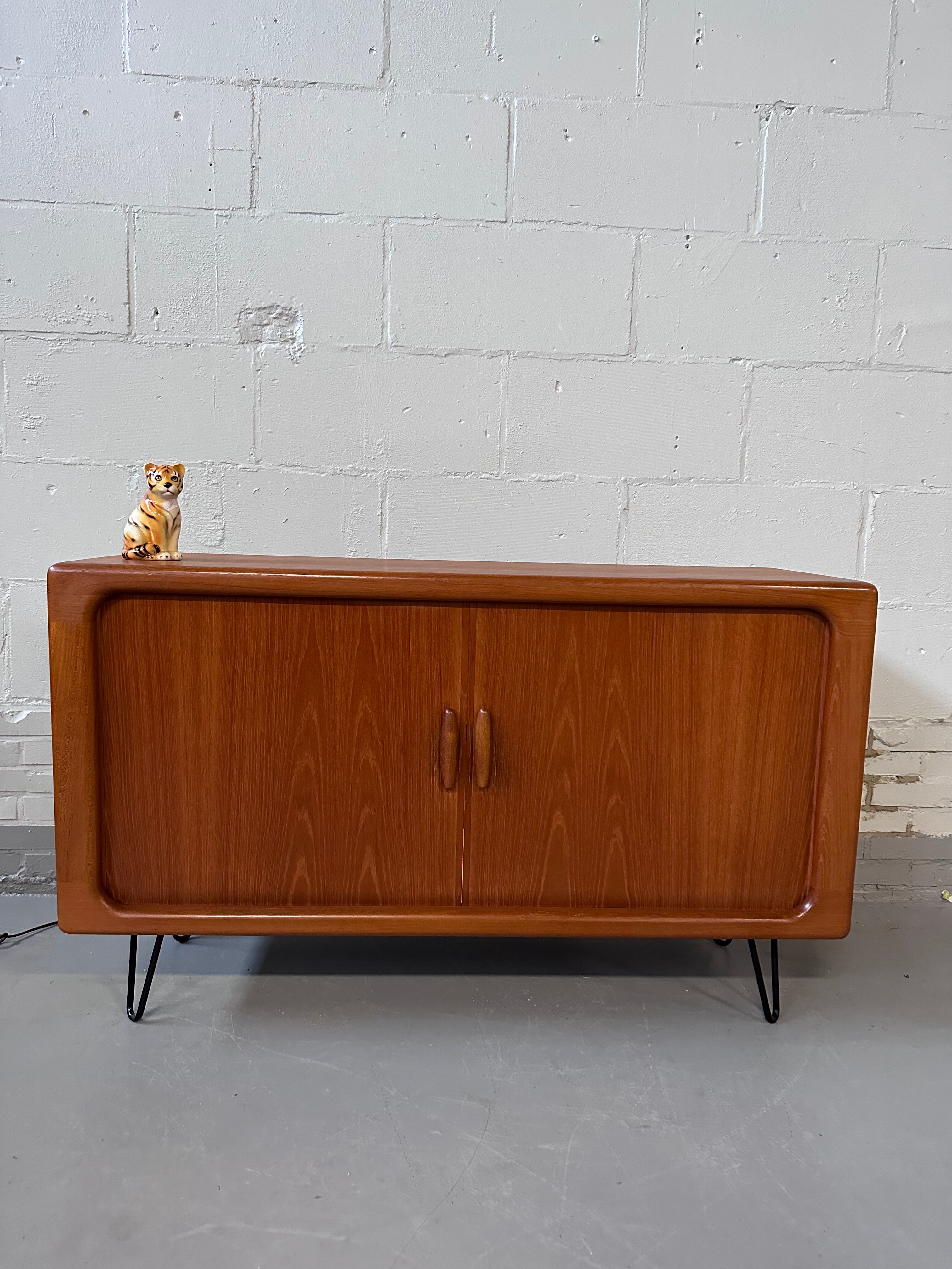 Dyrlund barcloset hairpin cabinet