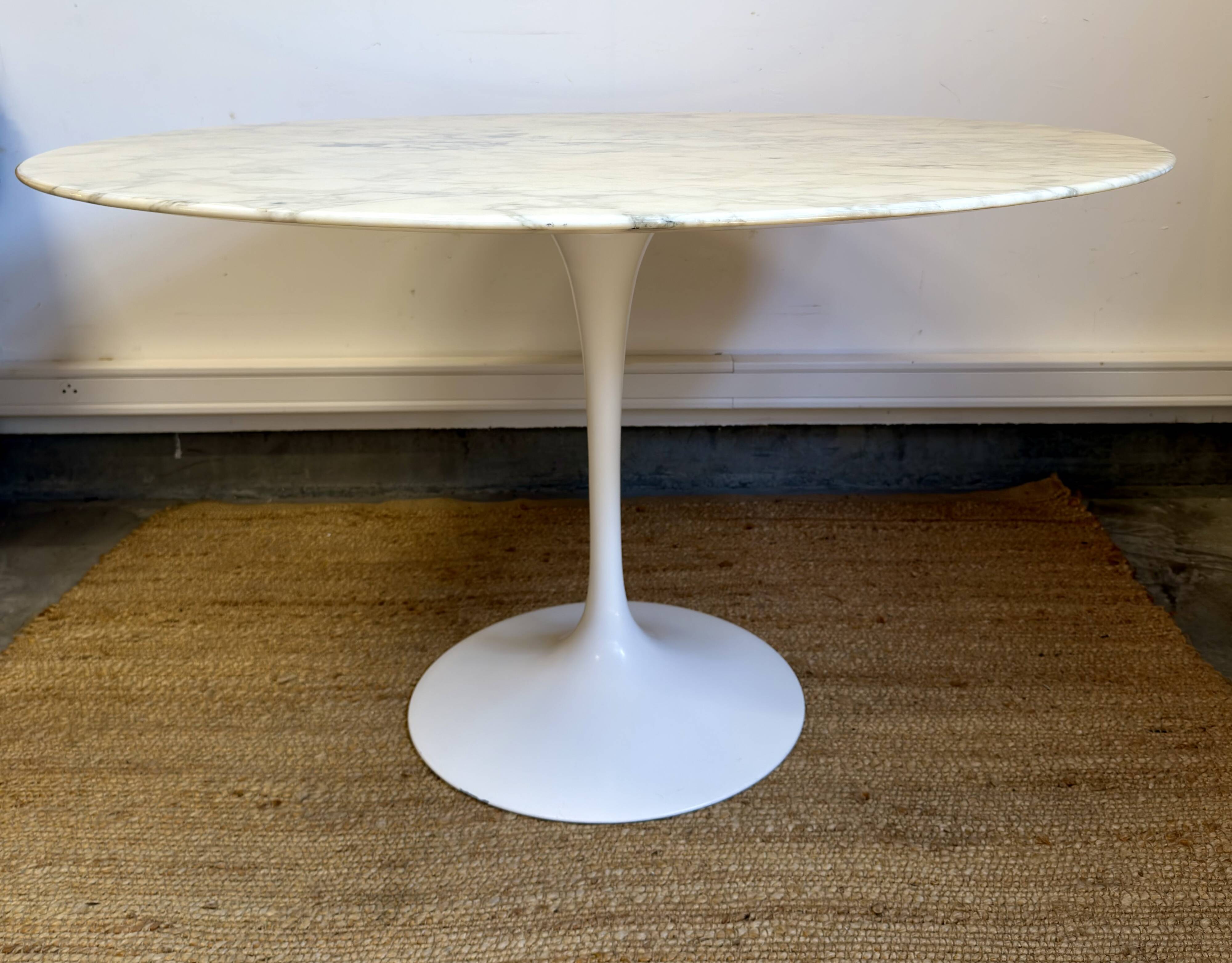 Tulip Knoll International Table by Eero Saarinen – Round marble top