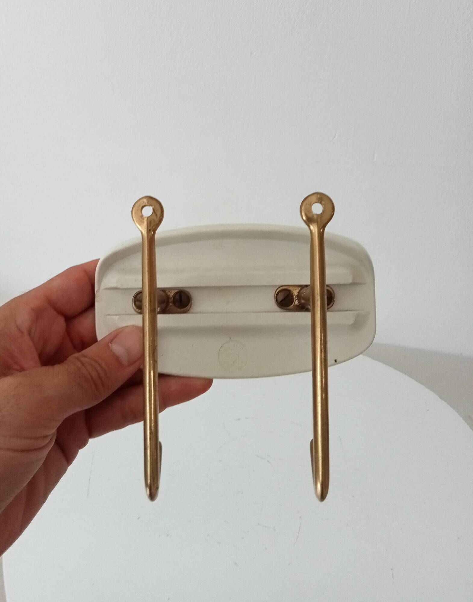 Set of 2 wall coat hooks in Bakelite and brass from the 1950s/60s.