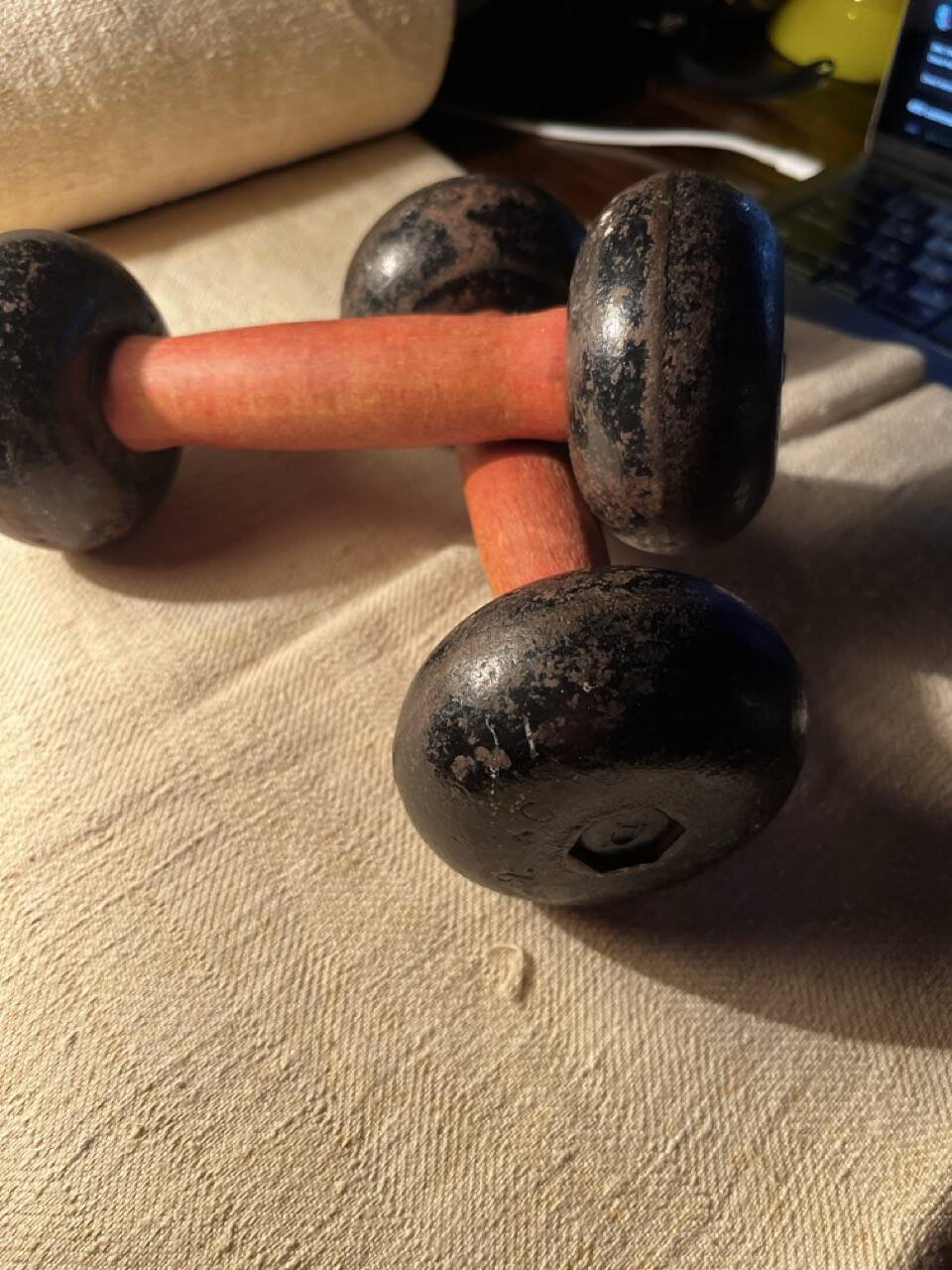 Pair of dumbbells, 2kg x 2, anni 30-40, cast iron and wood