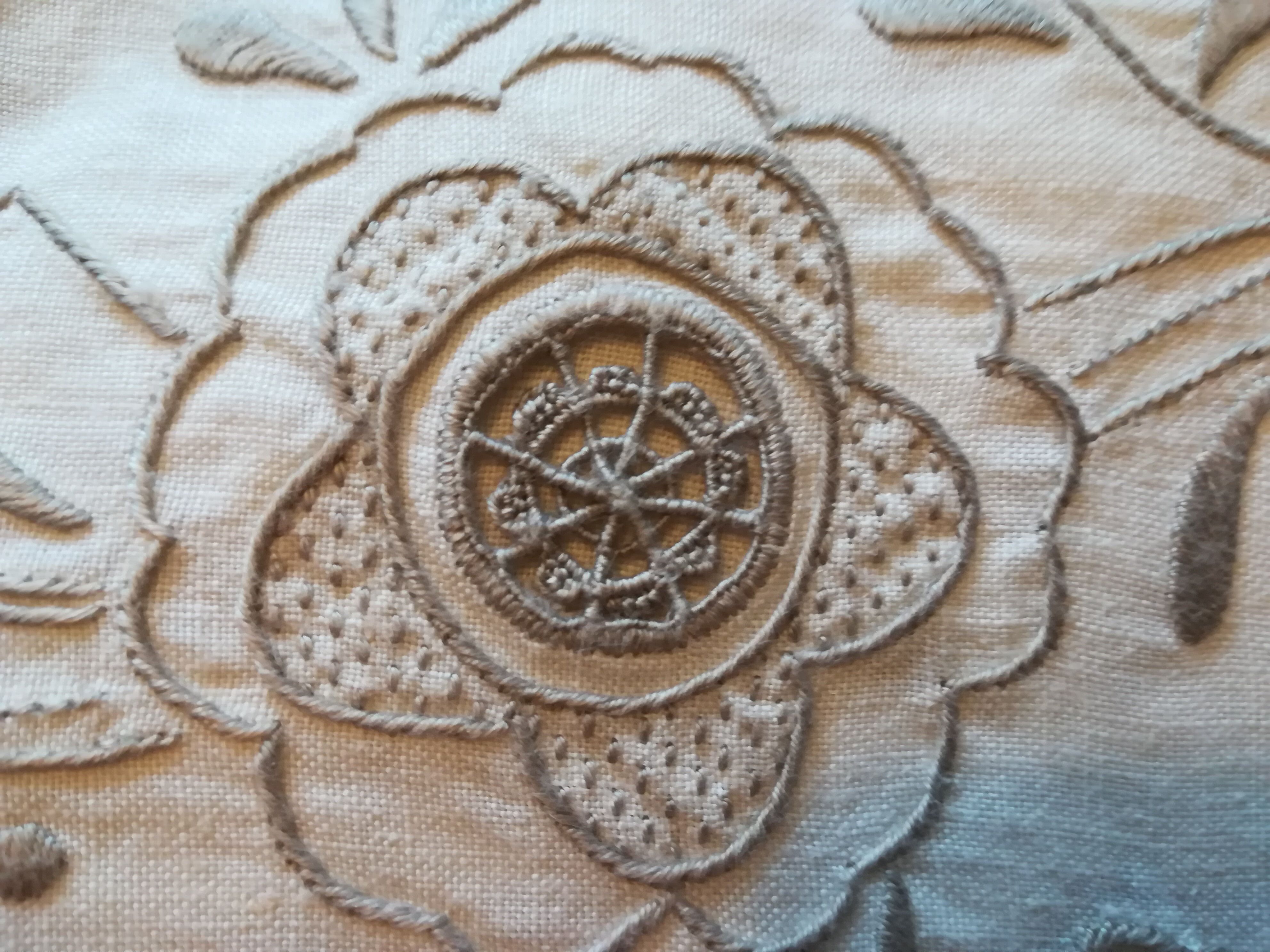 Round off-white tablecloth embroidered with grey flowers with 8 matching napkins - festive table