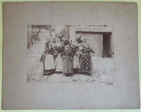Photographie albuminée de Marseille ''Jeunes filles'' par Adolphe Terris, vers 1865