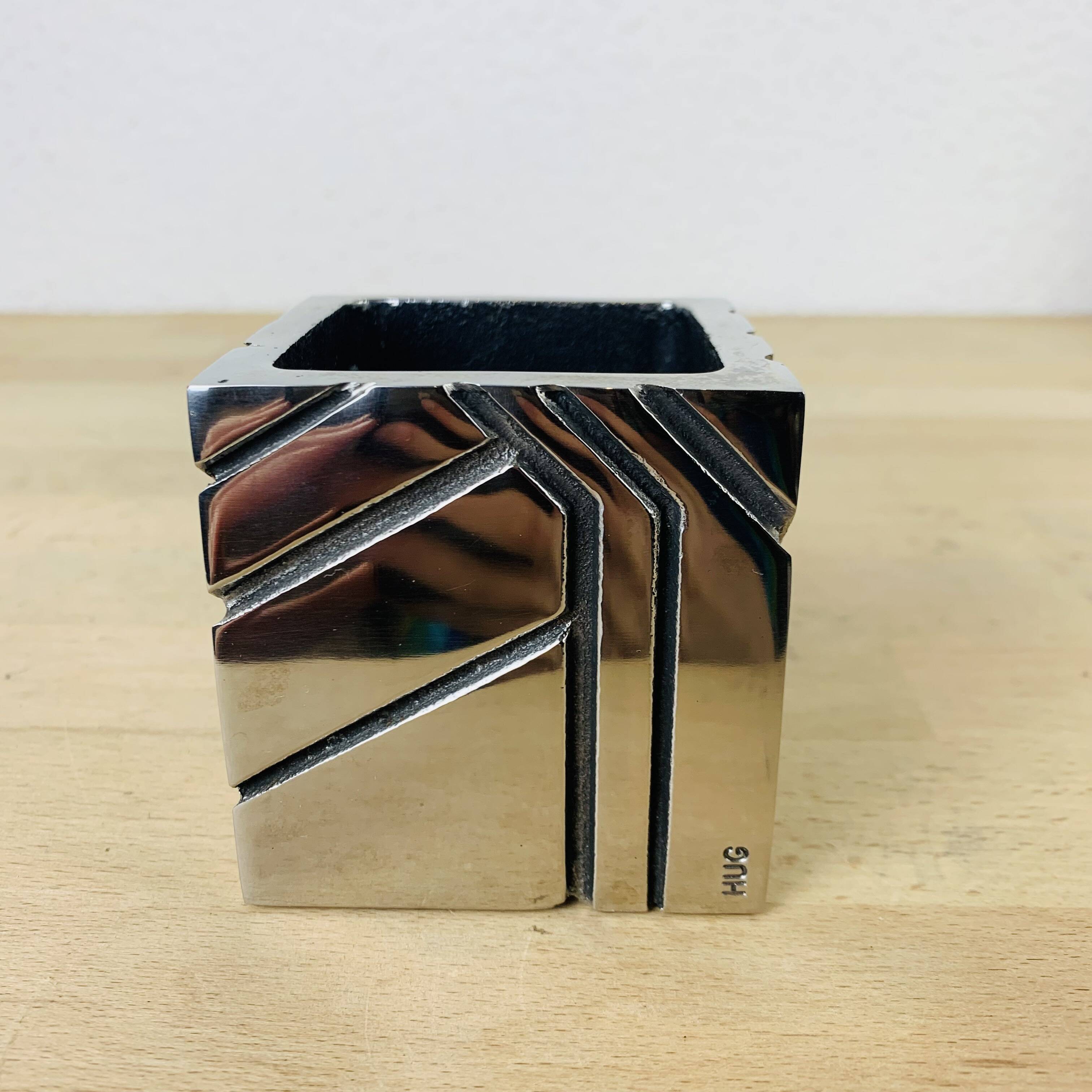 Pot à crayon brutaliste cube métal