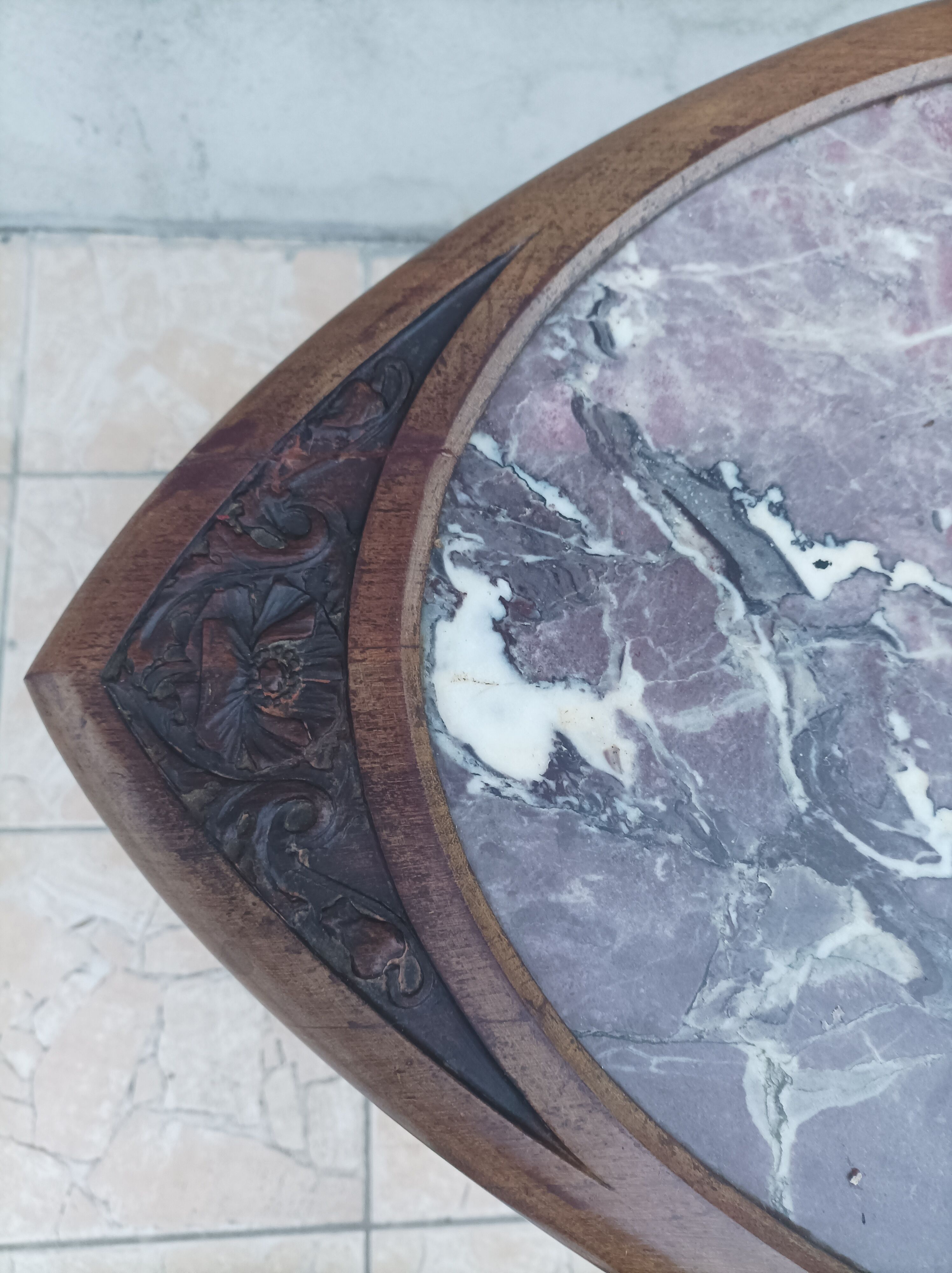 Table guéridon Art Nouveau en acajou et dessus en marbre