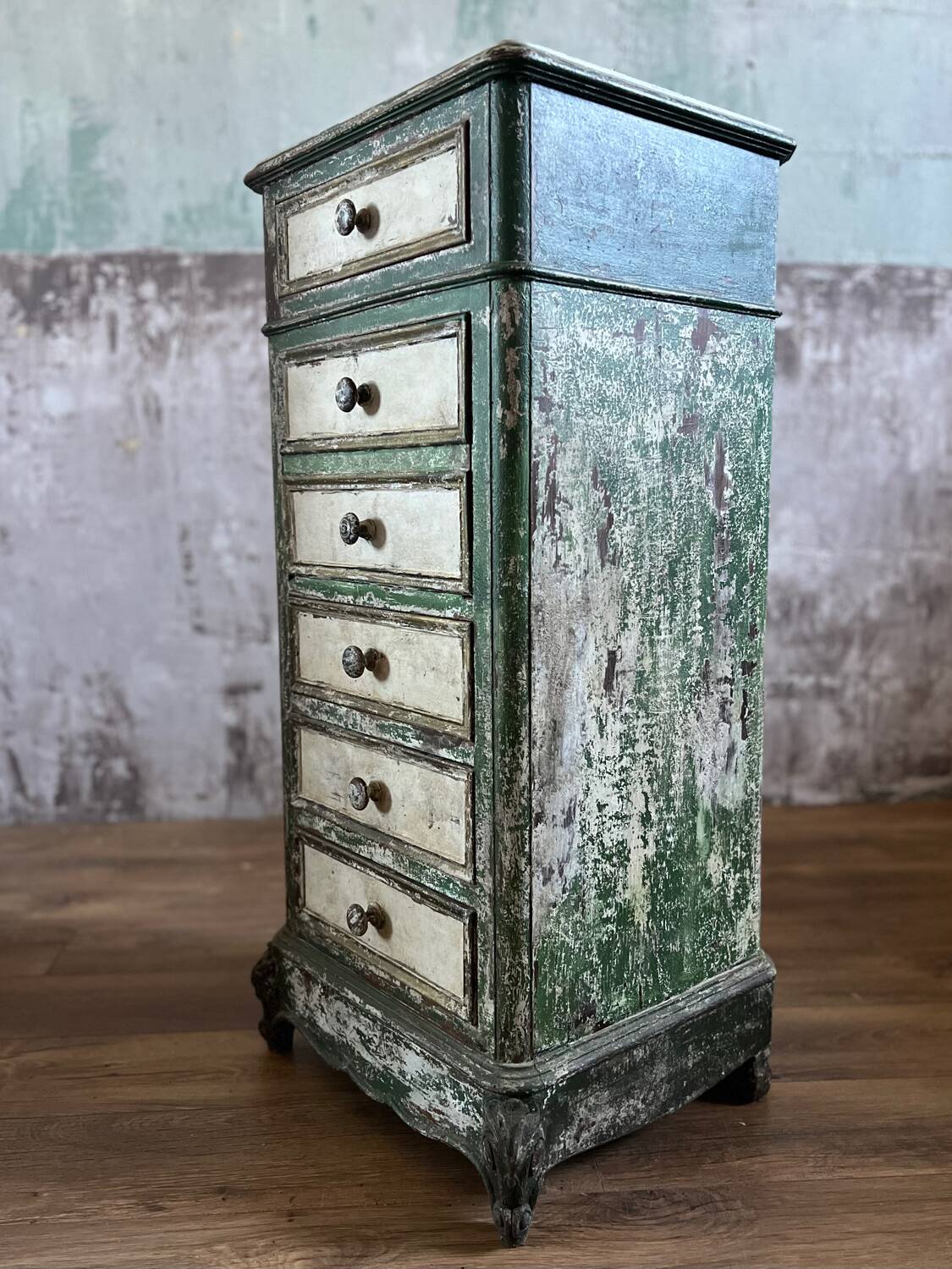 Chiffonnier ancien en bois patiné vert
