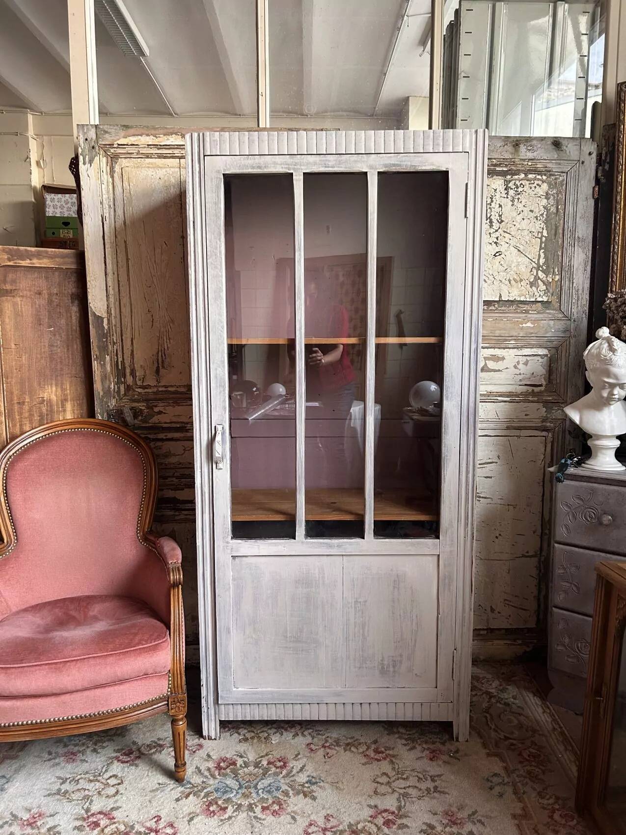 Small Parisian Art Deco glass cabinet with white patina - a timeless classic.