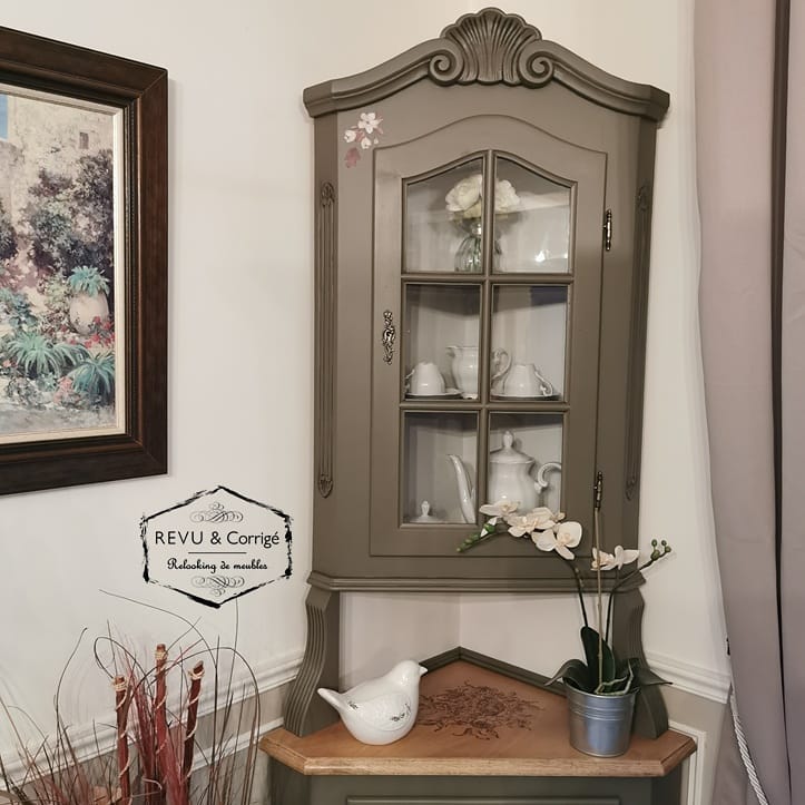 Corner cabinet