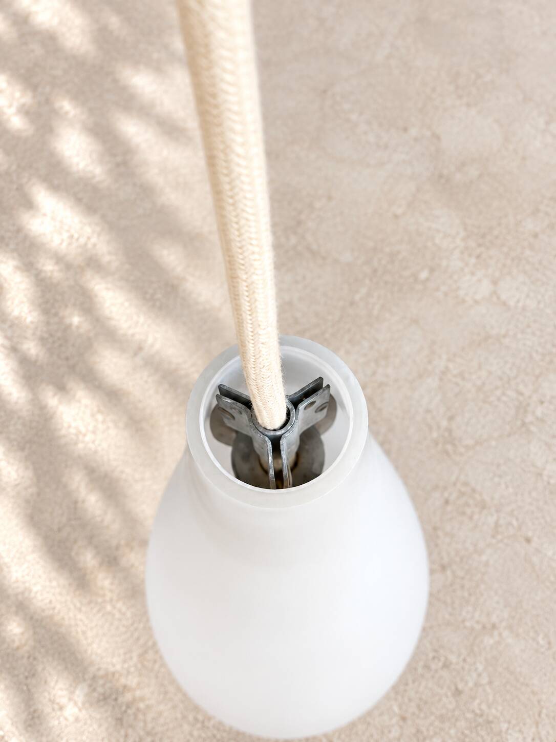Suspension vintage en opaline blanche – années 60/70