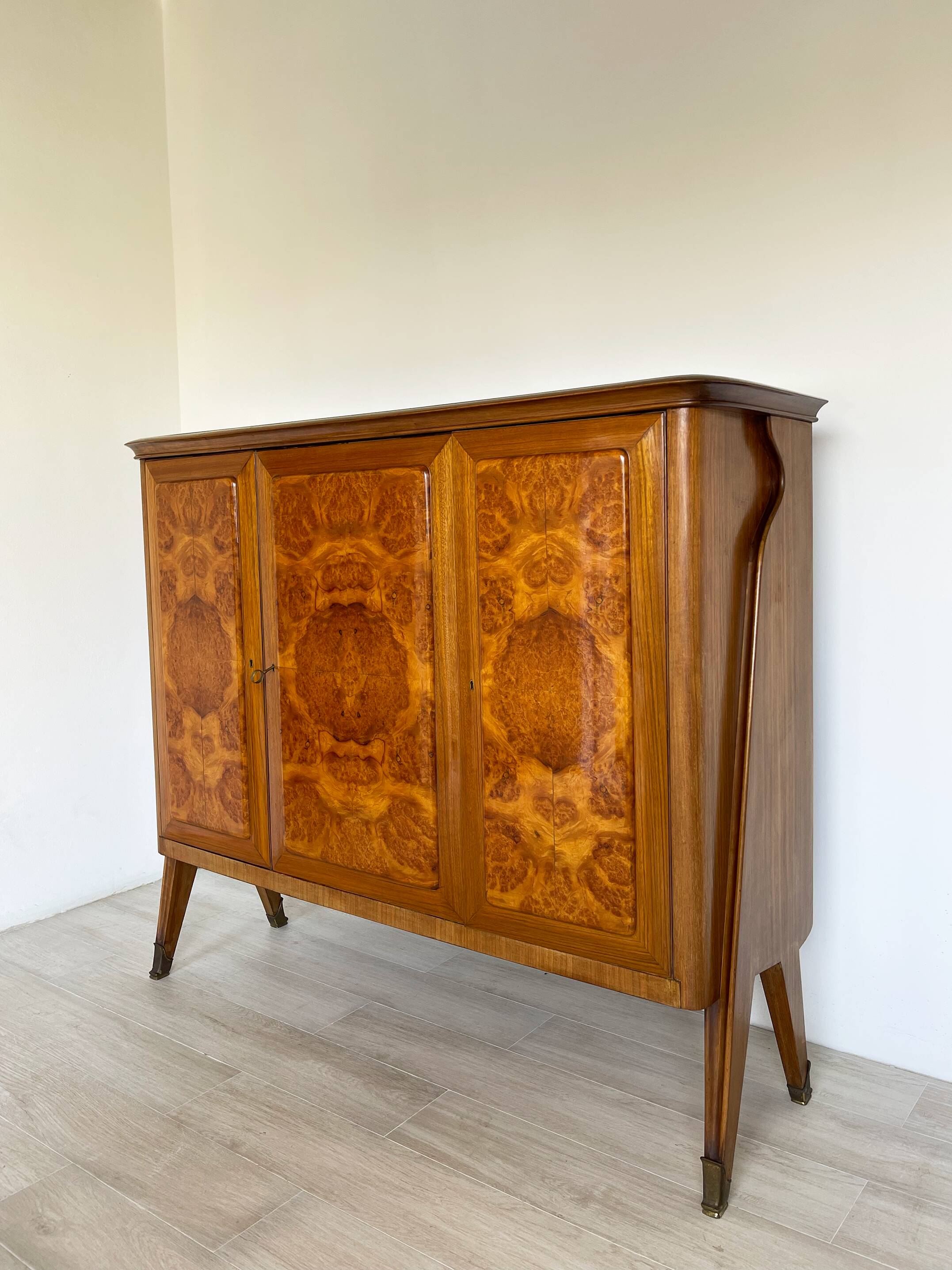 AB Vighizzolo mobili - Sideboa en ronce de noyer Cantu unique italien du milieu du siècle