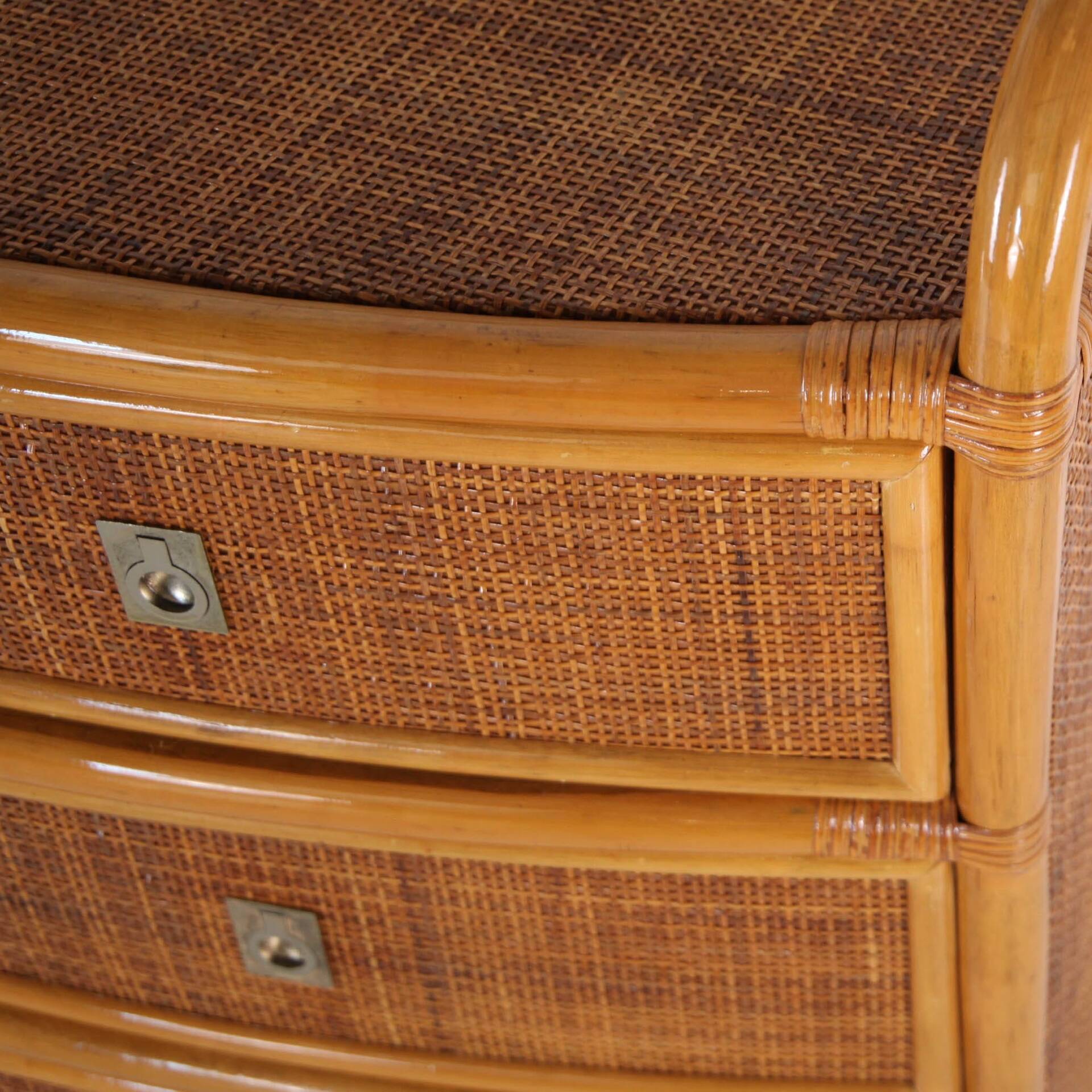 Commode en rotin  et laiton