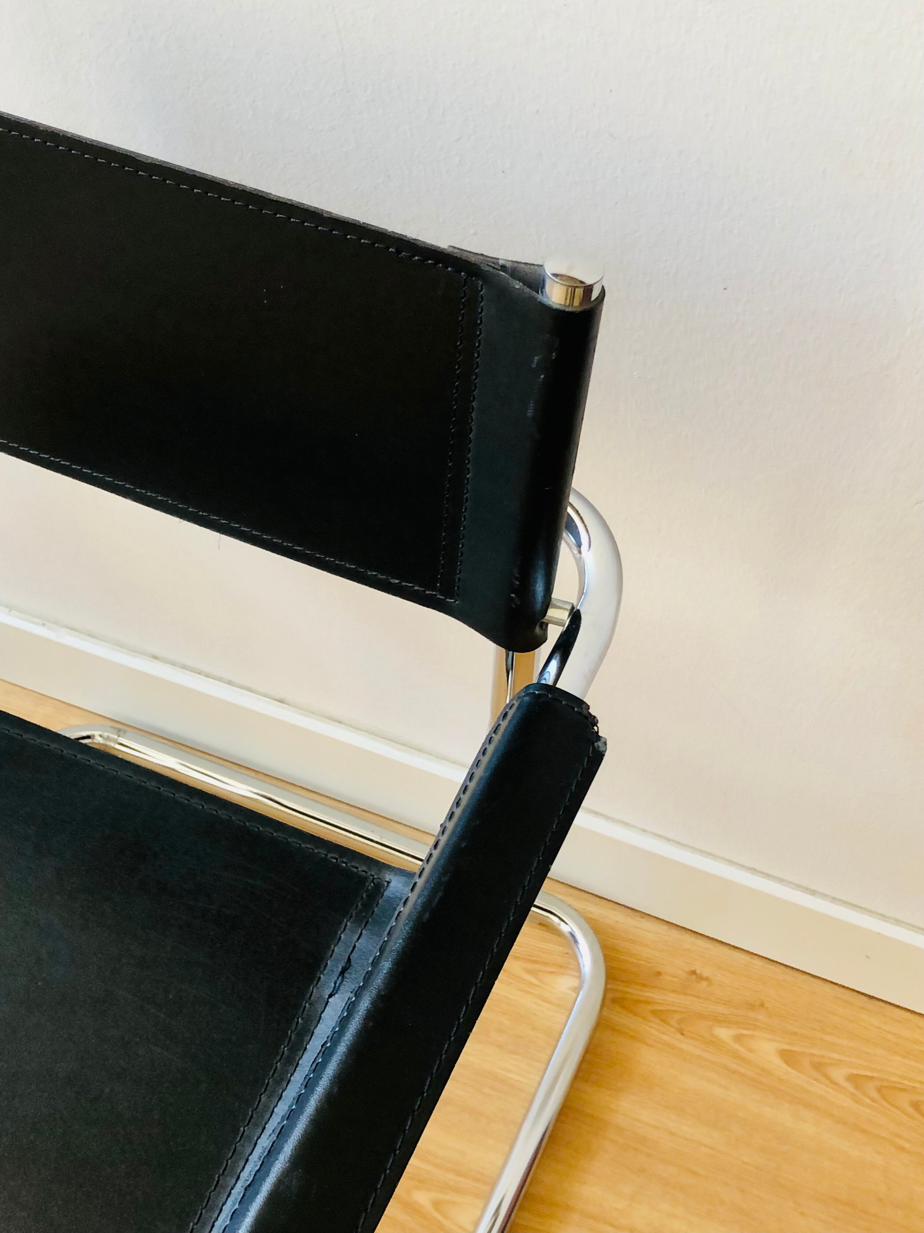 Pair of tubular armchairs in metal and leather Style Marcel Breuer