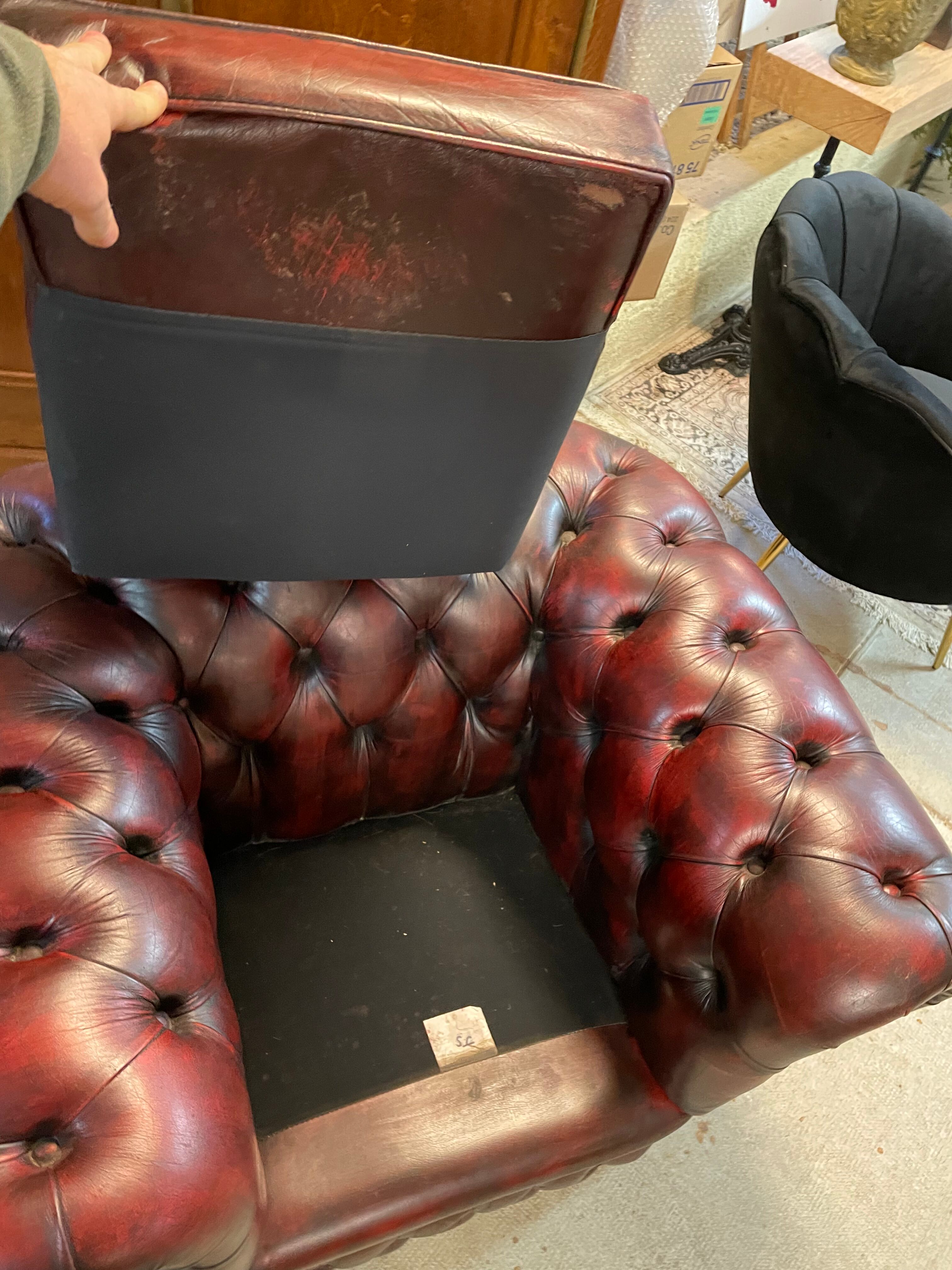 Paire de fauteuils chesterfield cuir