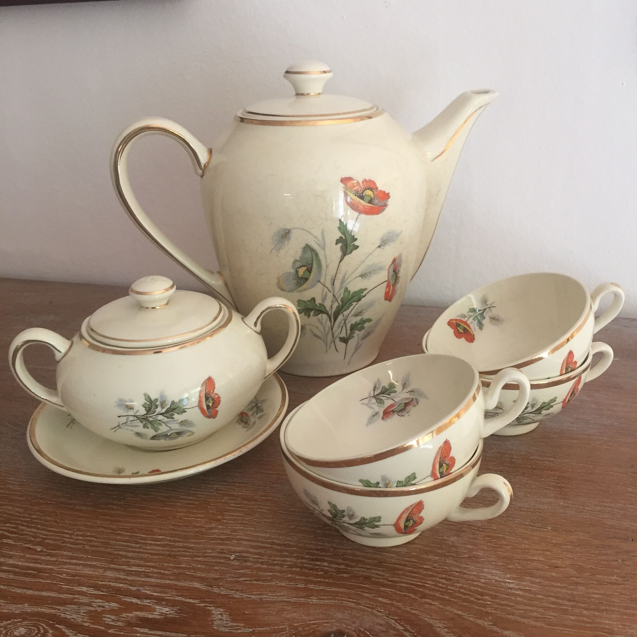 Tea or coffee service poppies