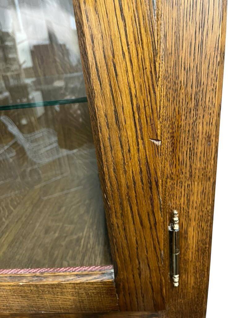 Vitrine vintage robuste en bois / armoire