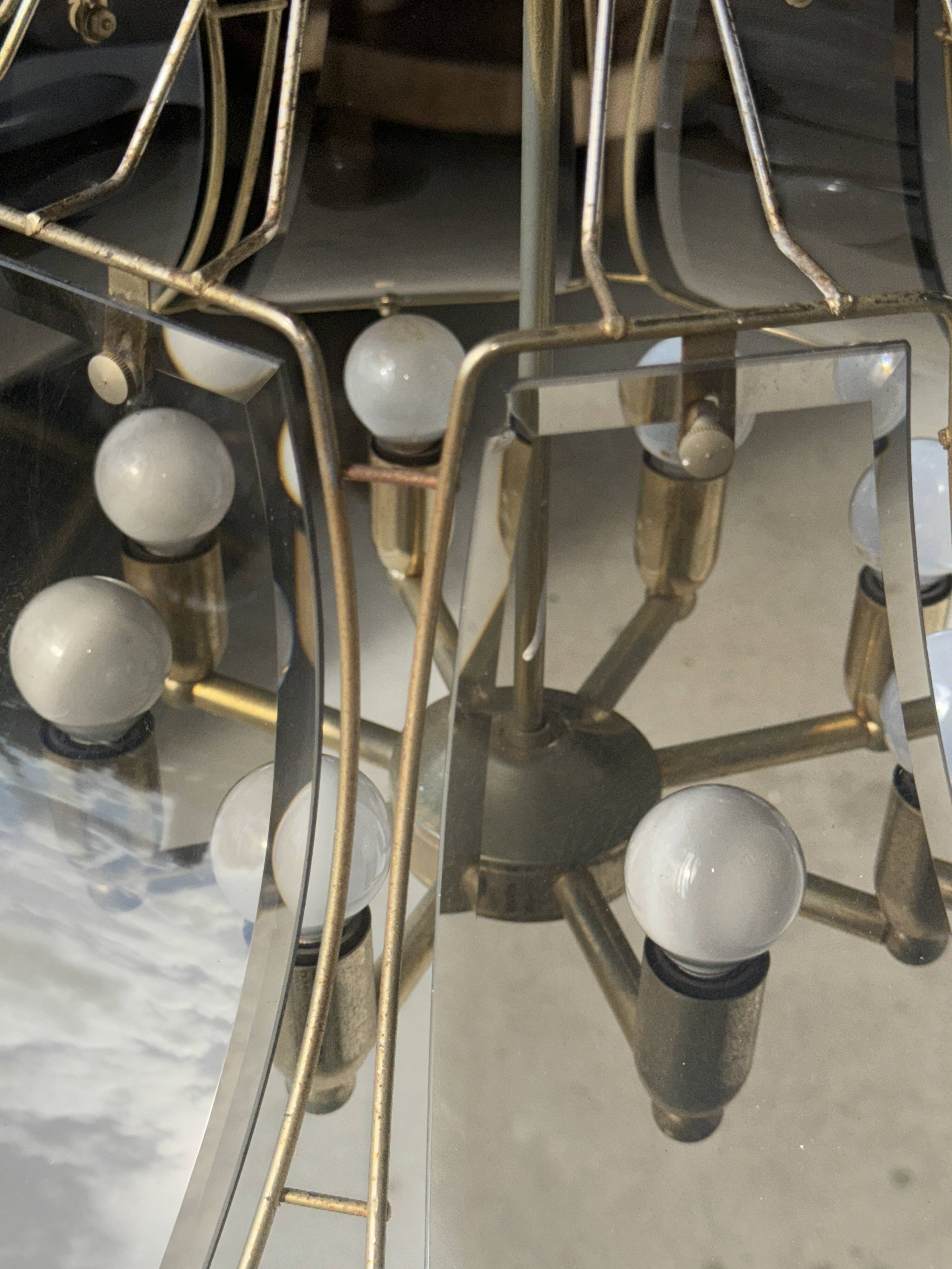 Grand lustre moderniste en métal et verre fumé pétales stylisés à 8 branches de lumières