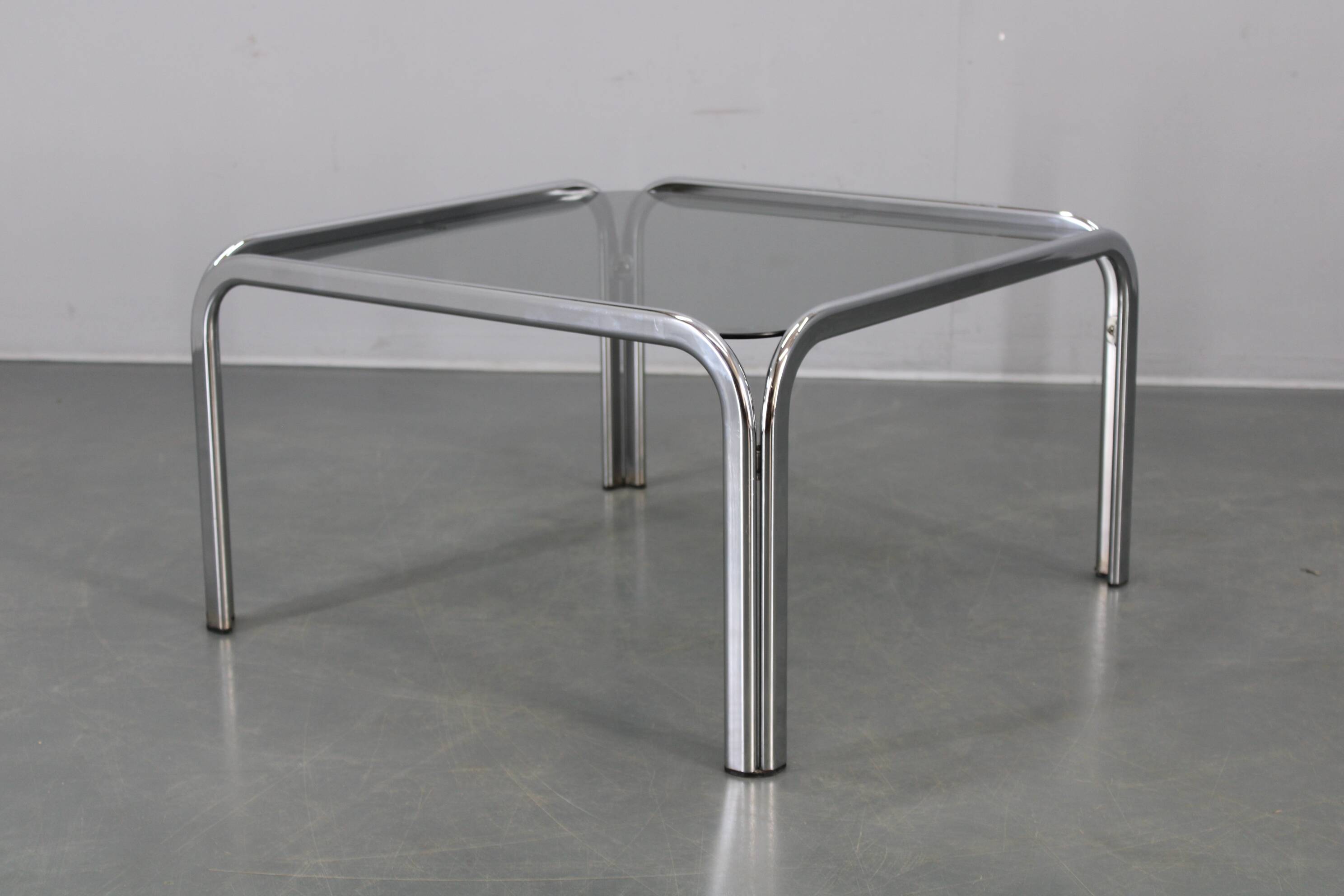Table basse carrée italienne en chrome et verre des années 1970