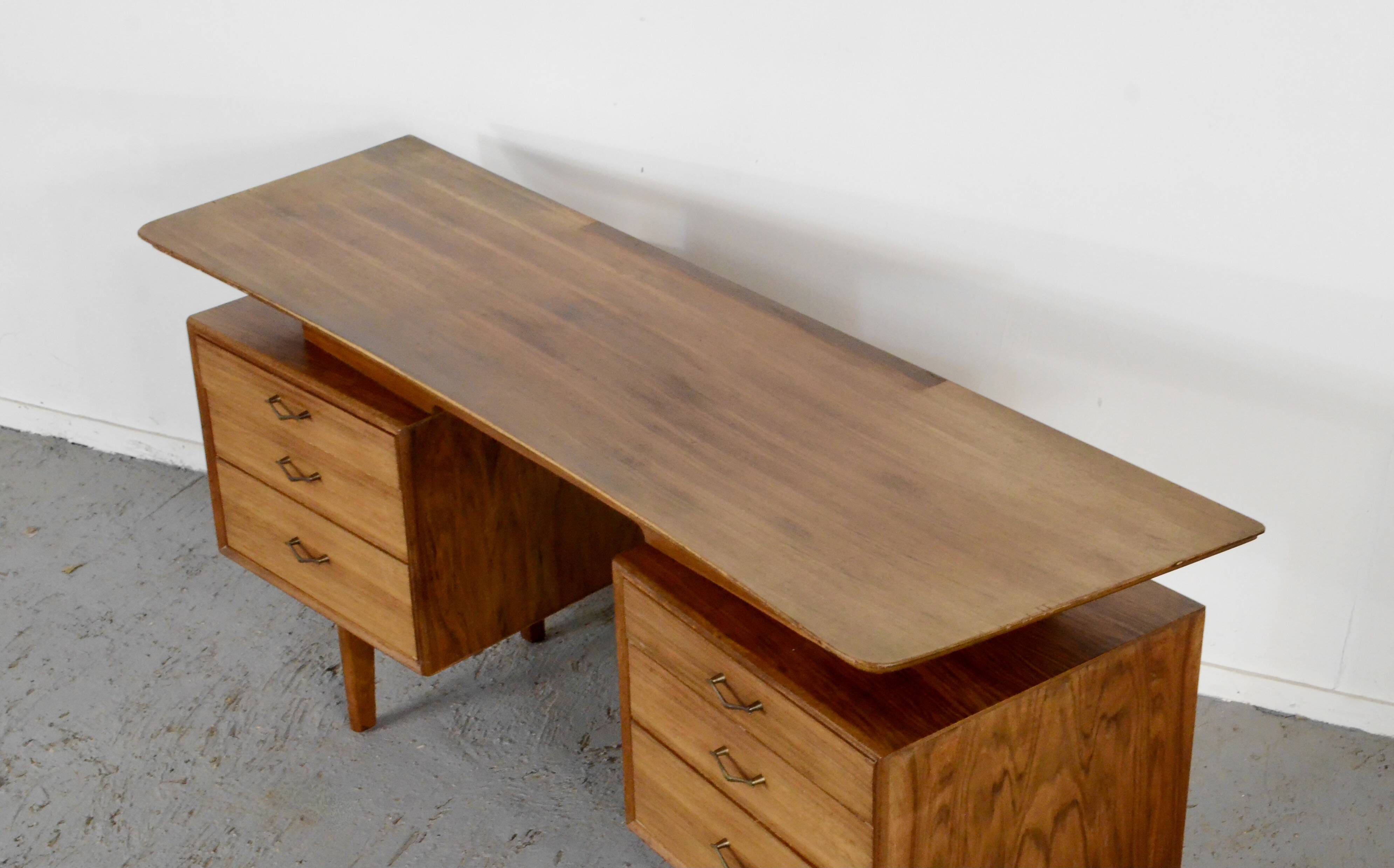 Bureau Alfred Cox du milieu du siècle en noyer et laiton. Style rétro/moderne/da