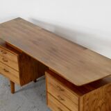 Bureau Alfred Cox du milieu du siècle en noyer et laiton. Style rétro/moderne/da