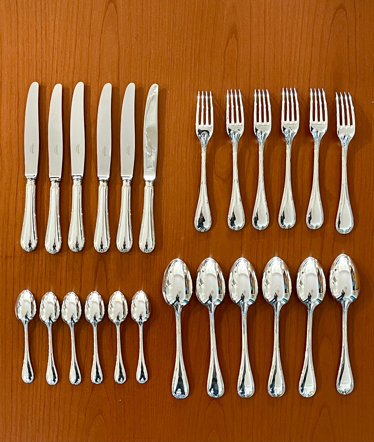 Christofle crossed ribbons, cutlery set for 6 people in new condition, 24 pieces.