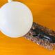 Lampe Art déco globe en opaline blanche et chien de chasse