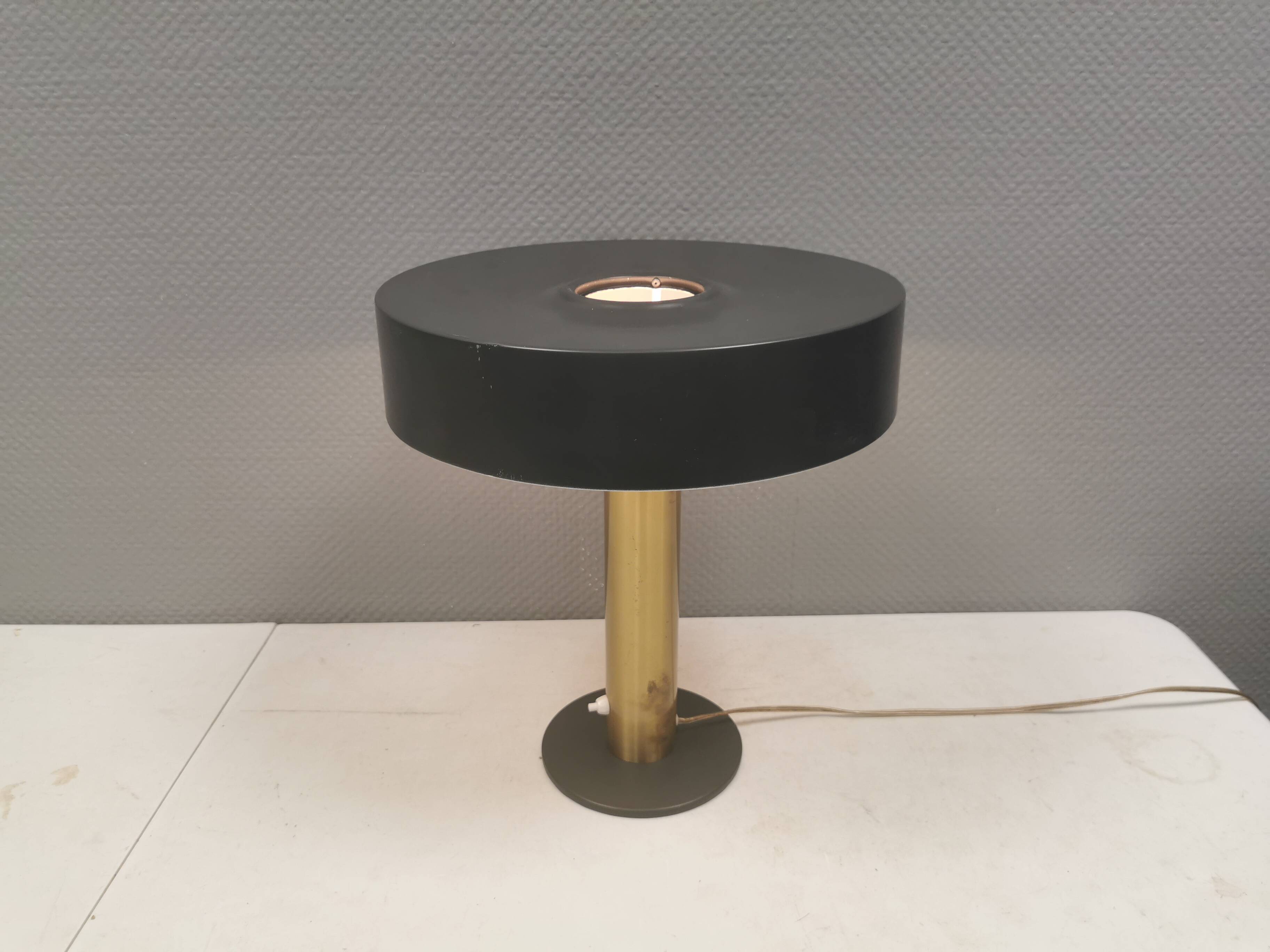 Lampe de table danoise avec une base en laiton massif et un abat-jour en métal laqué gris.