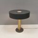 Lampe de table danoise avec une base en laiton massif et un abat-jour en métal laqué gris.