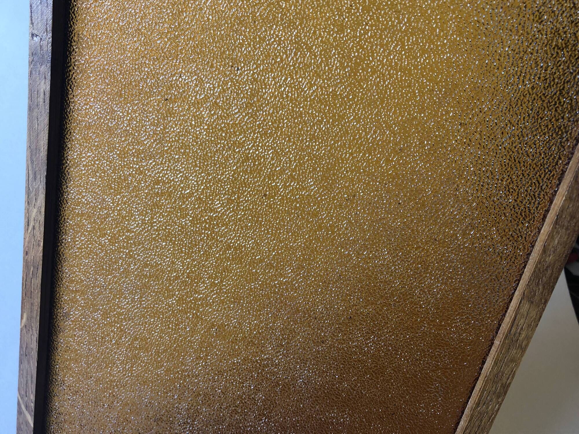 Plateau bois et verre granité couleur ambre