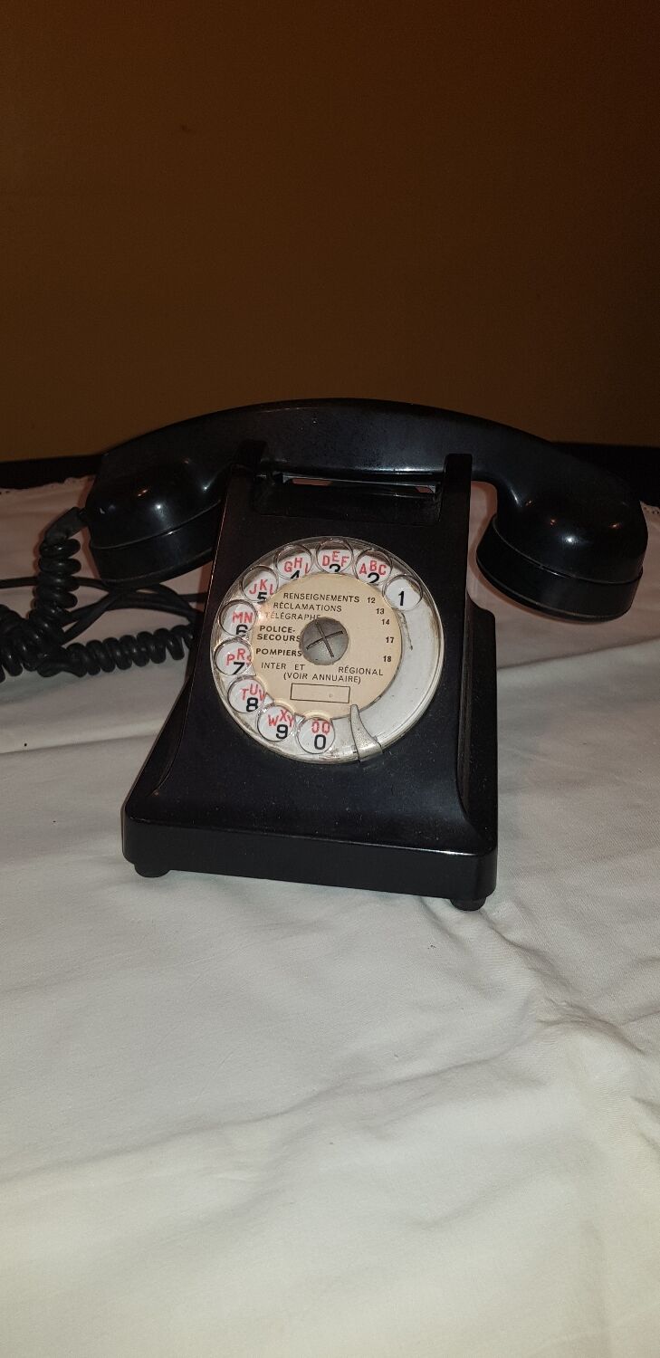 Vintage 50s bakelite telephone.
