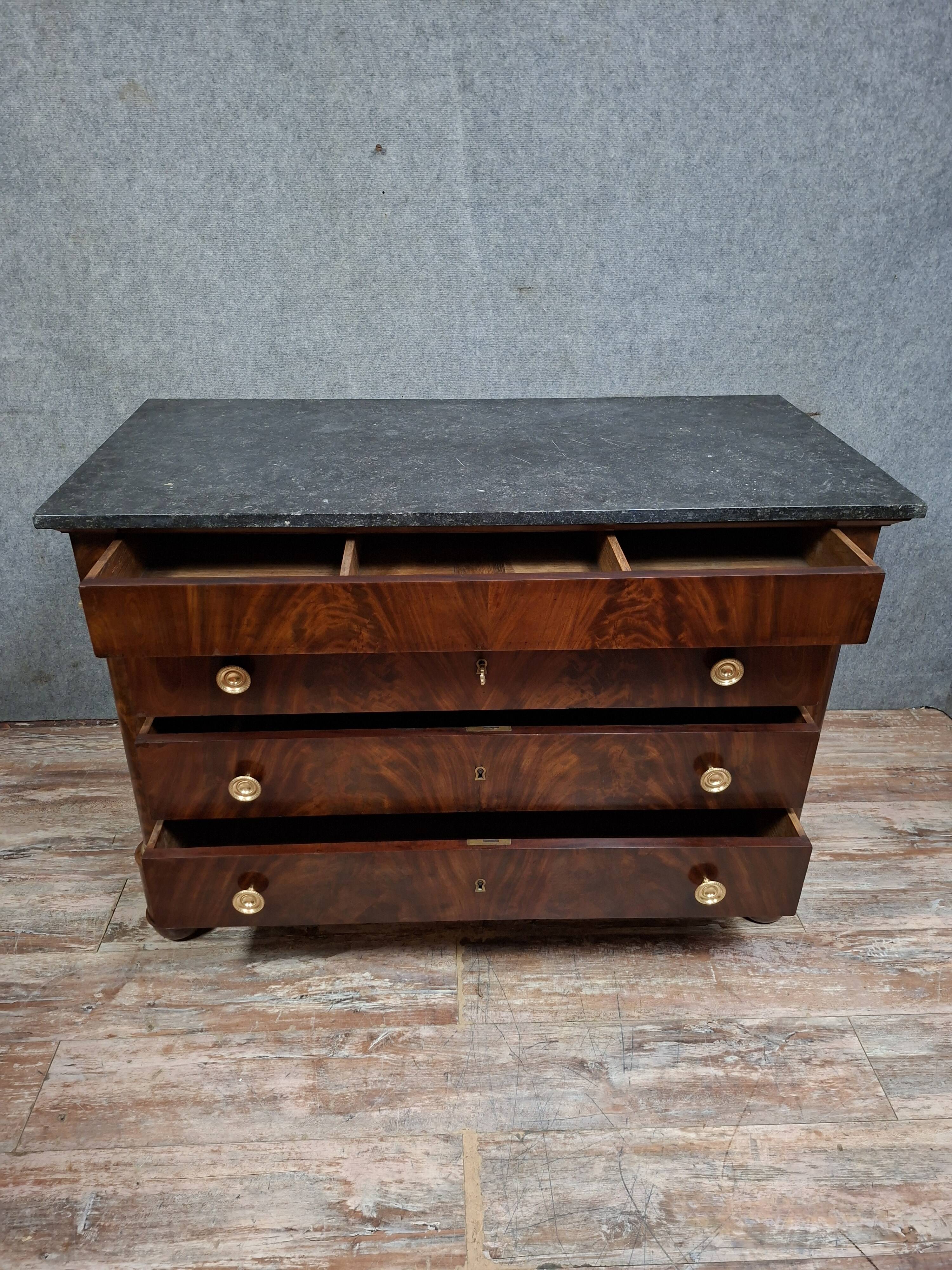 Empire commode in mahogany and flame mahogany veneer, 19th century.