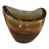 Vase en verre en plusieurs couches de verre, dans des couleurs et nuances translucides, ambre, jaune.