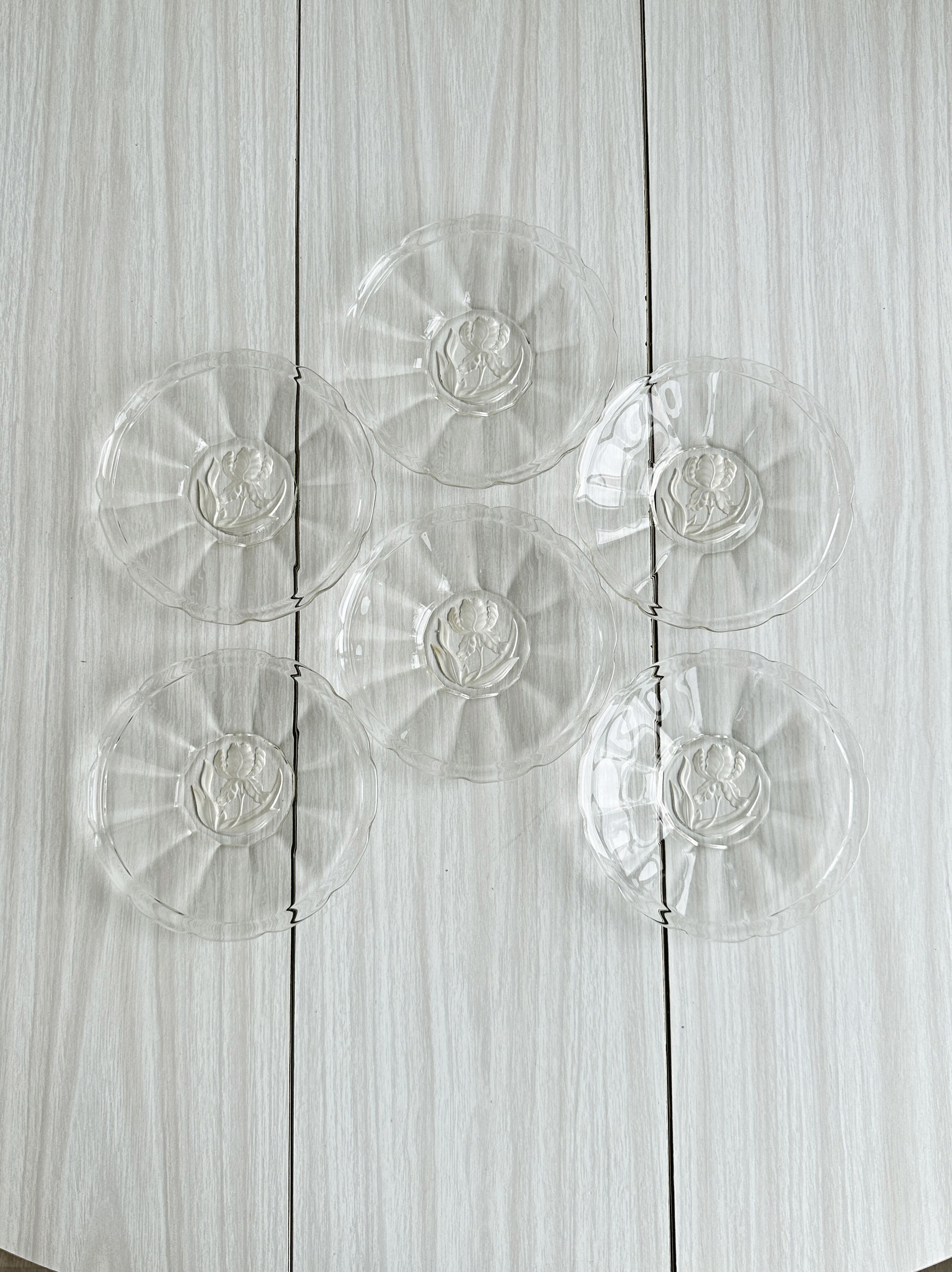 Set of 6 dessert plates, transparent glass with engraved flower pattern.