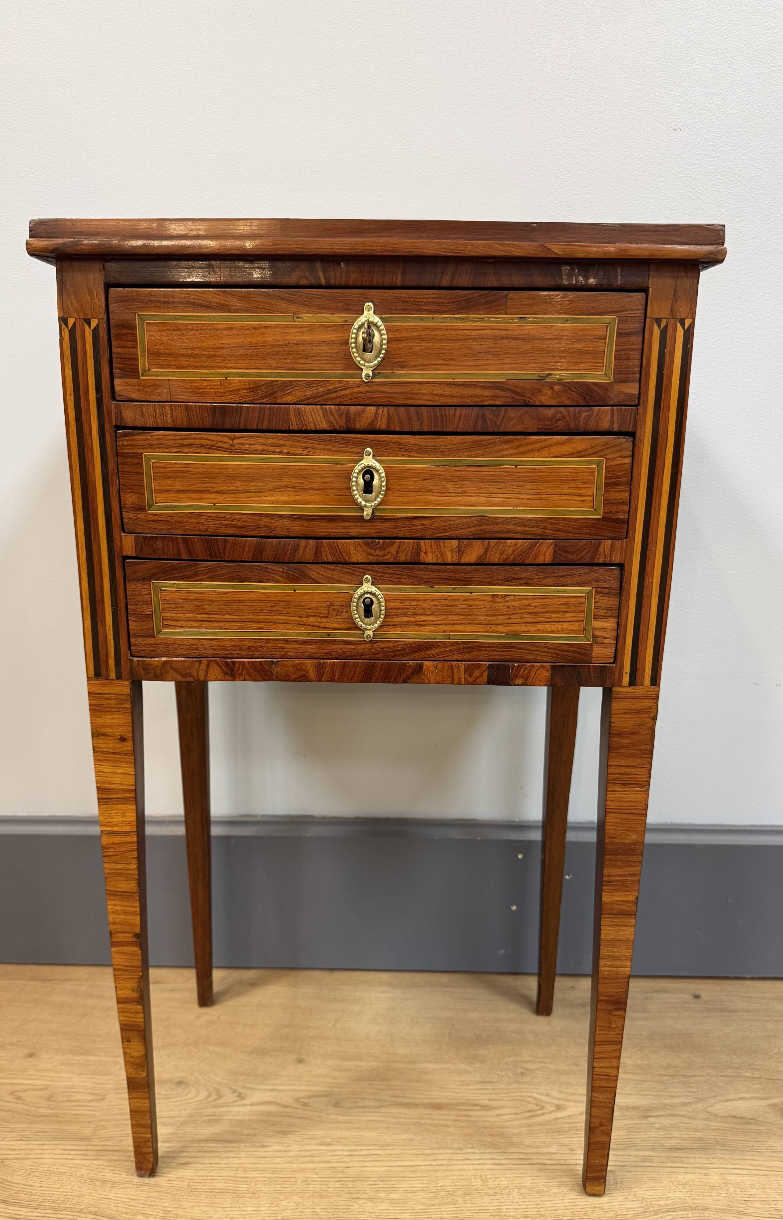 Small chiffonnier table in Louis XVI style.