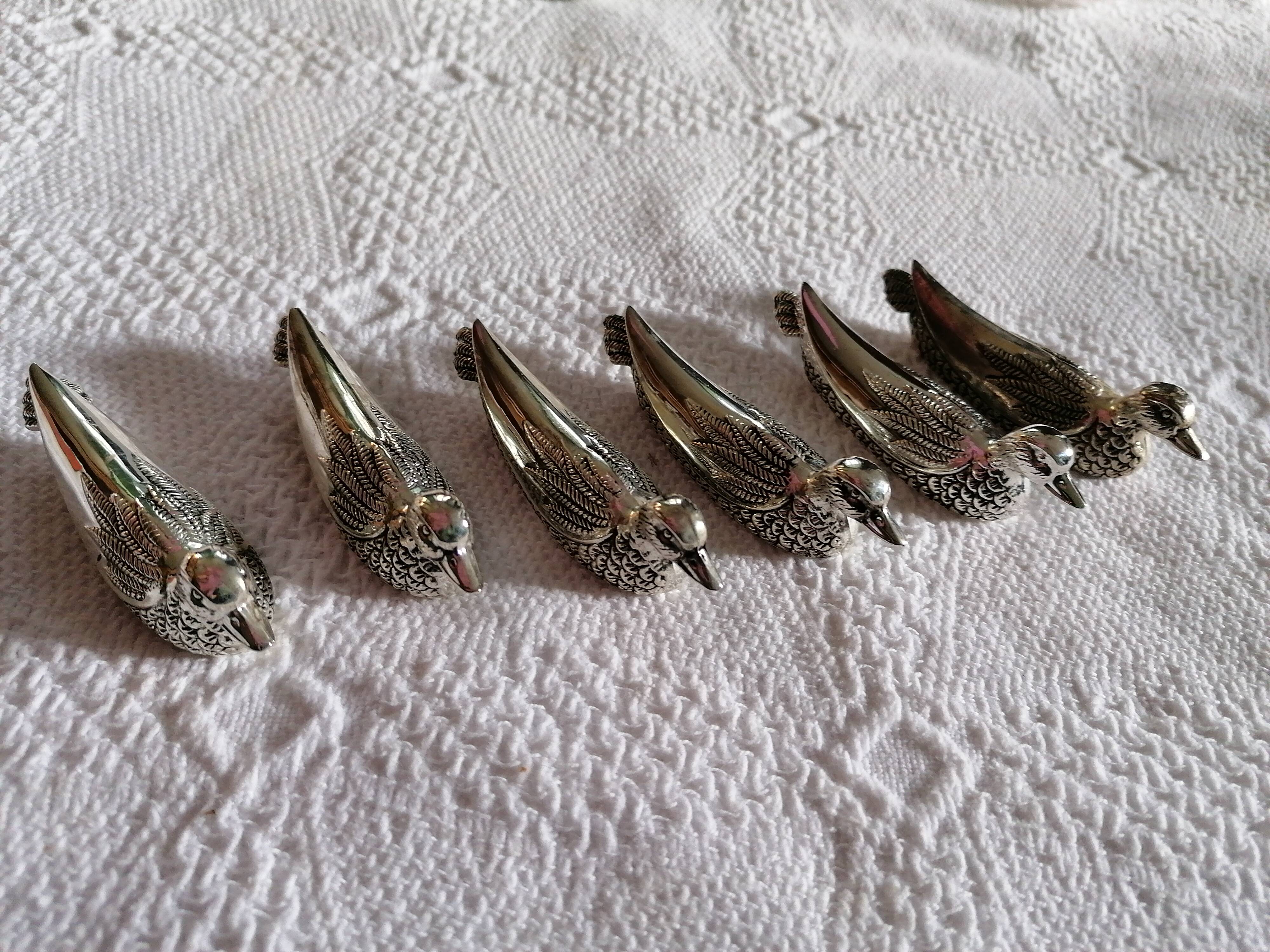 Ducks carries knives