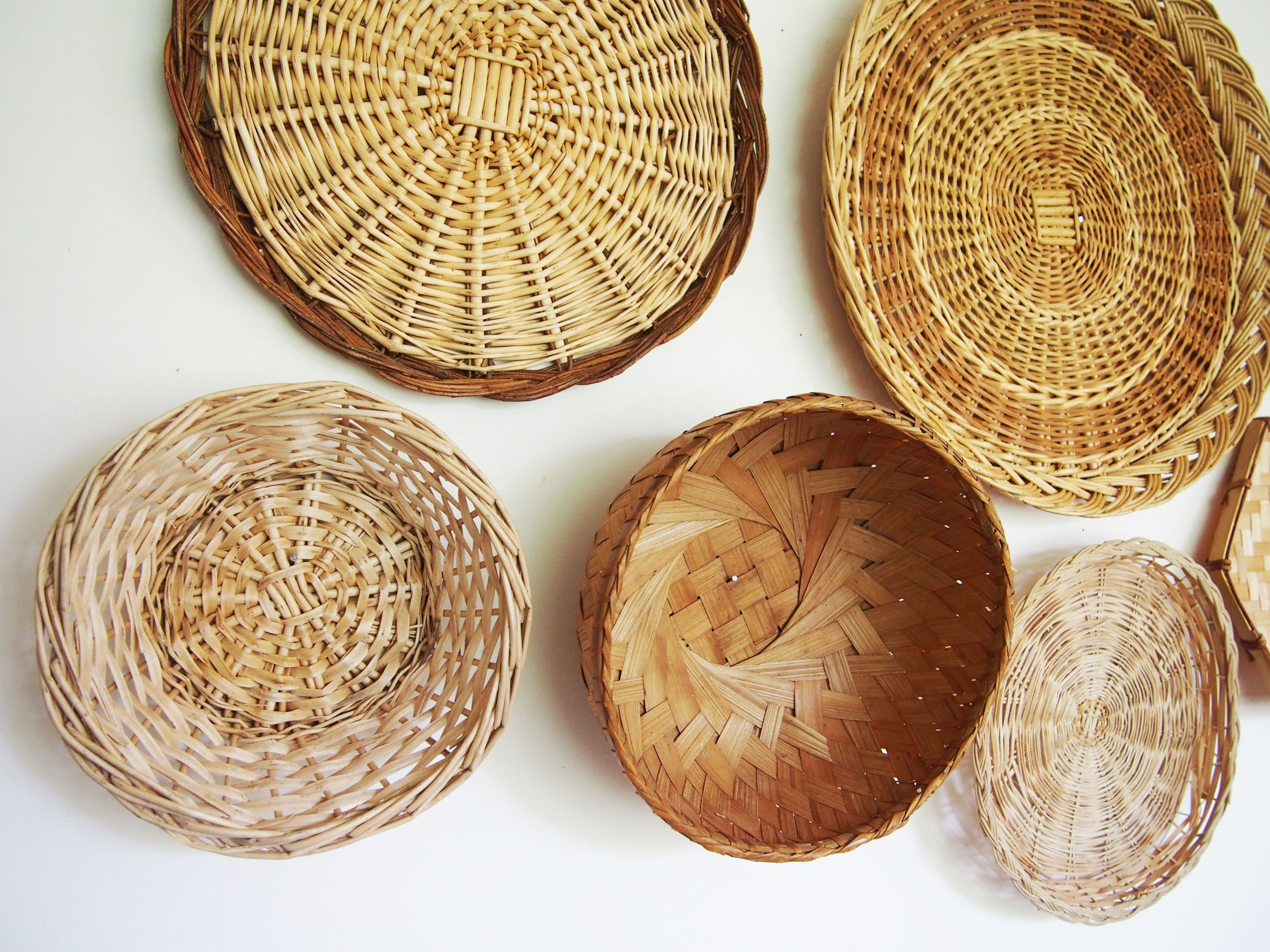 Wall composition of 7 baskets wicker