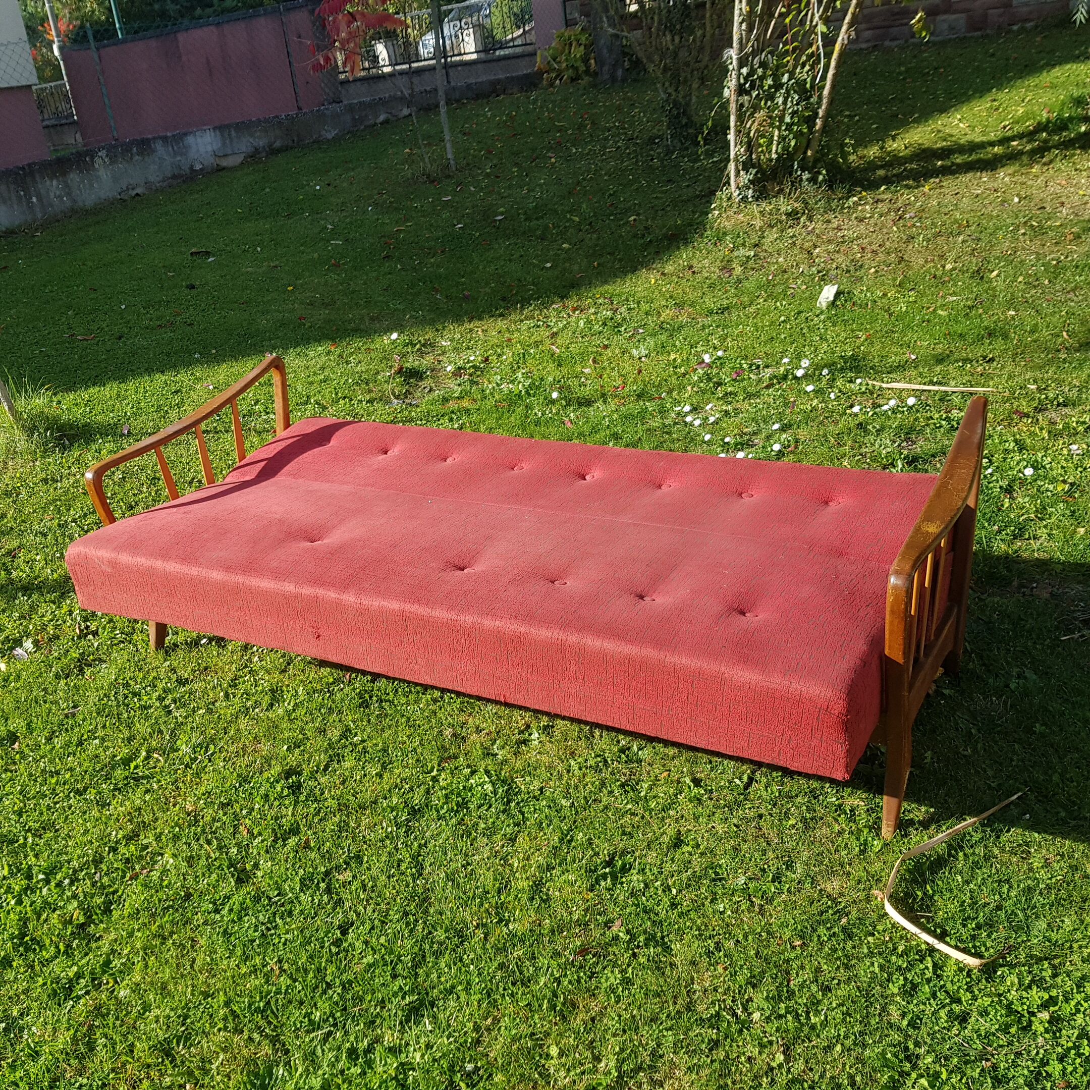 Canapé scandinave vintage années 60-70 bois et tissu rouge