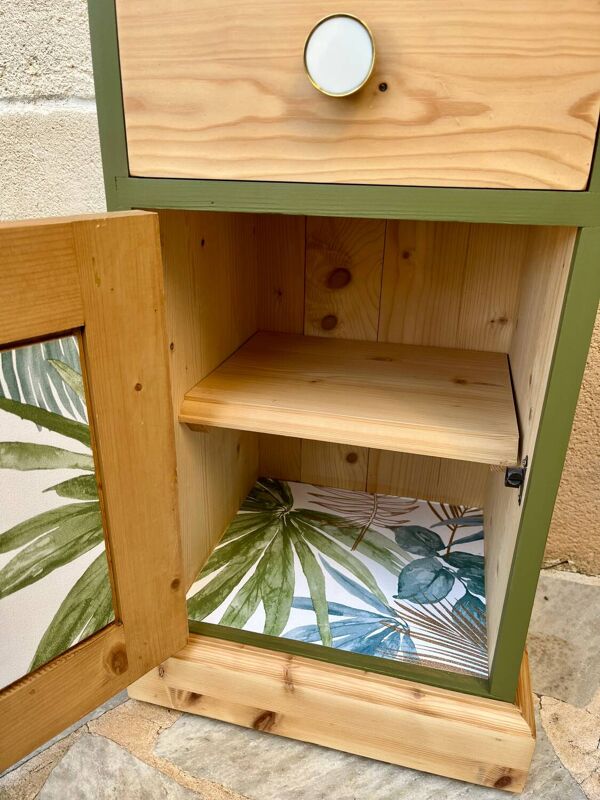 Table de chevet en pin relookée vert et bois brut