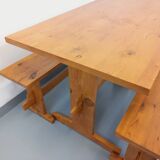 Suite d’une table et de 2 bancs en sapin, années 60