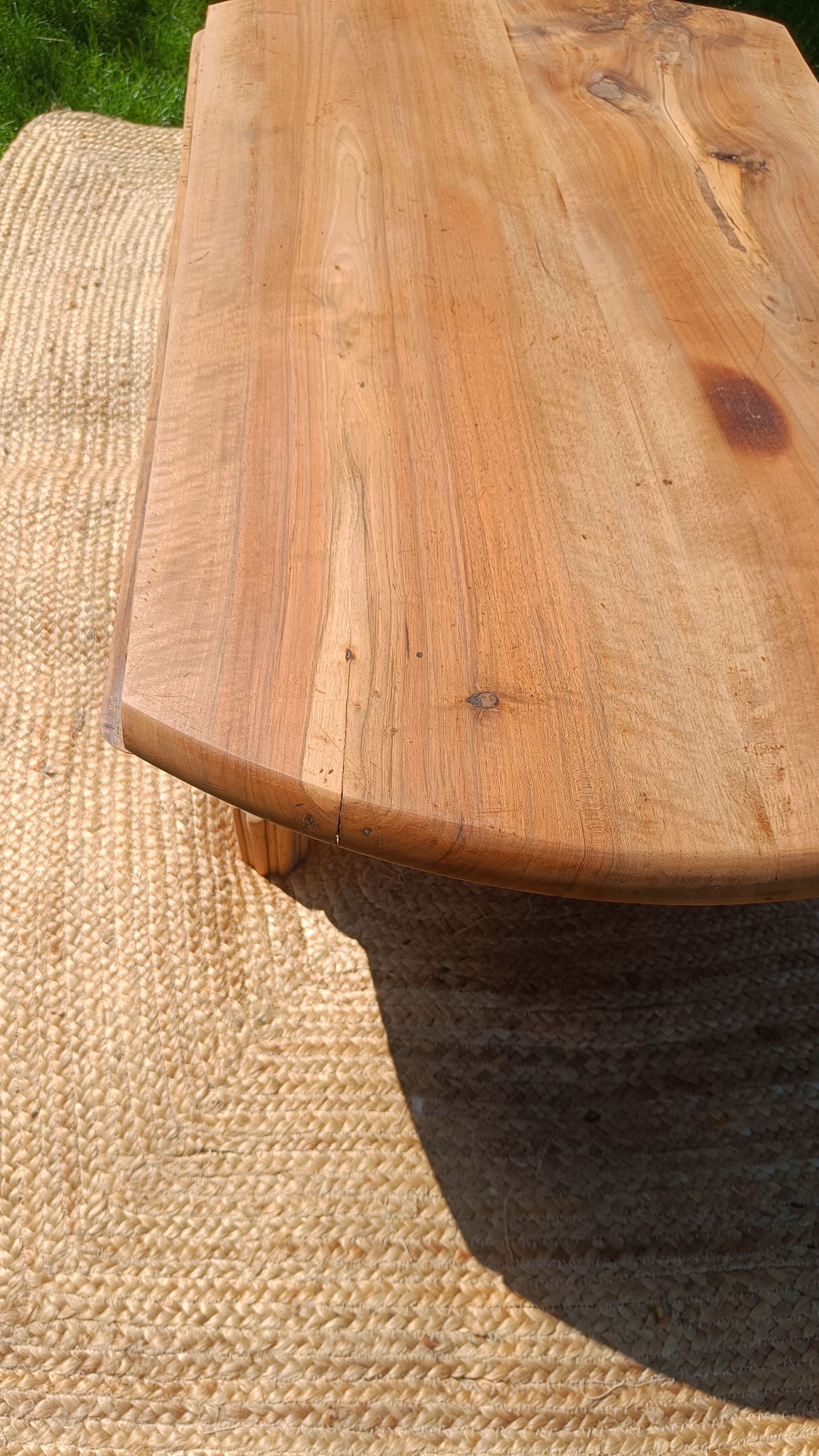 Round coffee table in solid walnut – foldable top