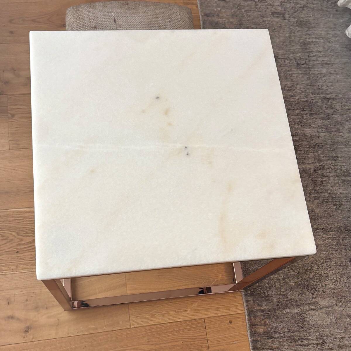 Table d'appoint NV Gallery en marbre blanc et métal cuivré