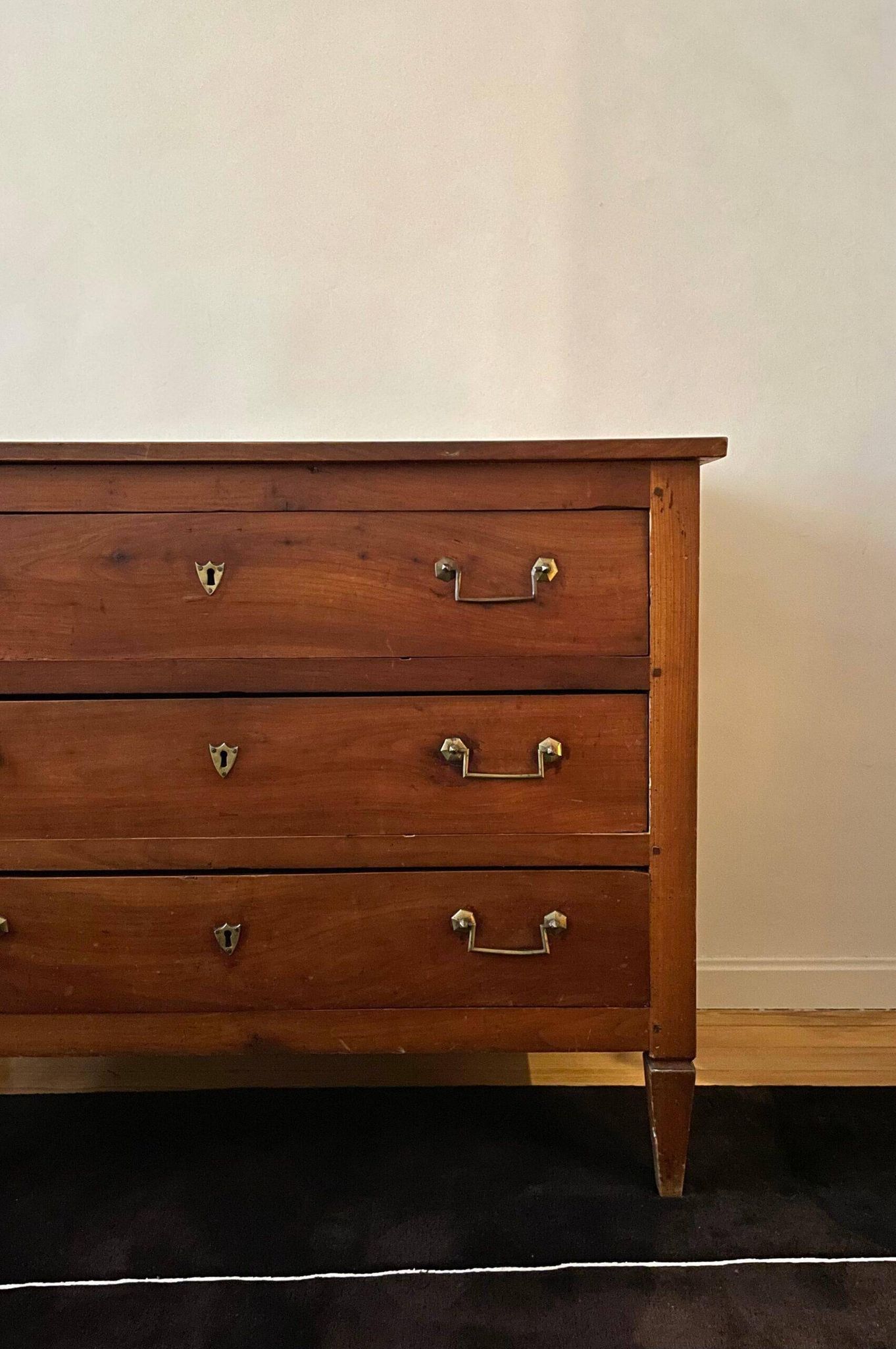 Commode en noyer français du XVIIIe siècle