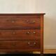 Commode en noyer français du XVIIIe siècle