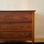 Commode en noyer français du XVIIIe siècle