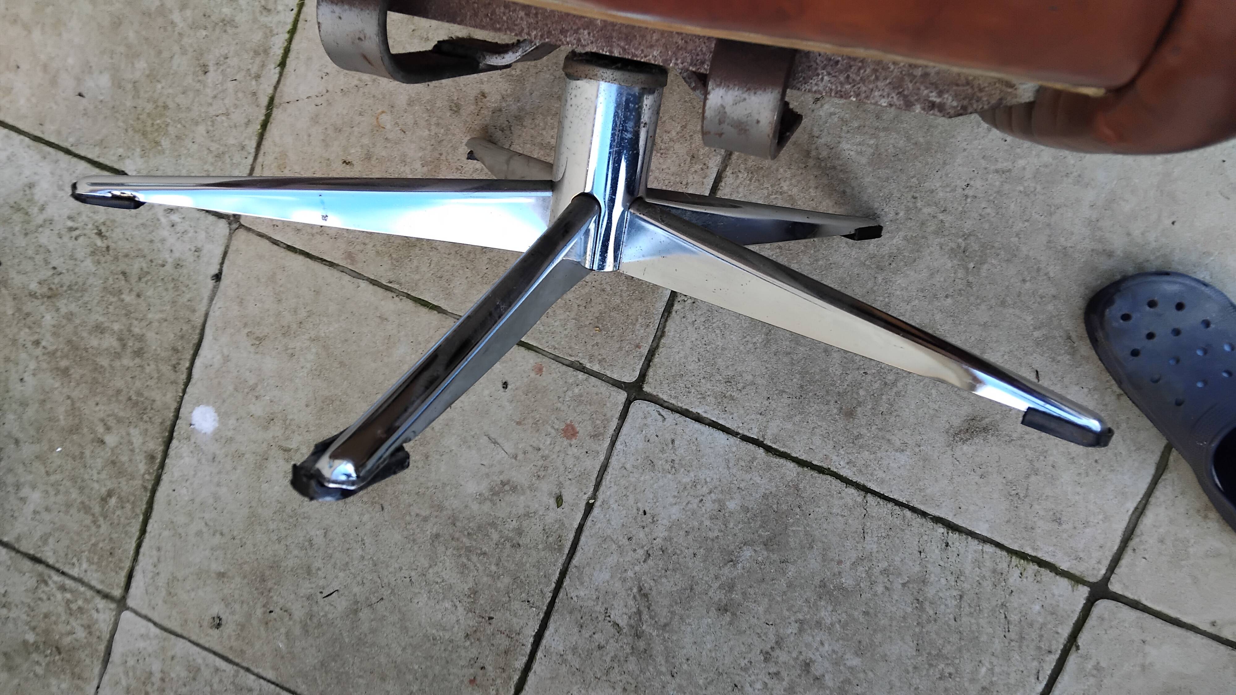 Paire de fauteuils pivotants en simili cuir, années 70