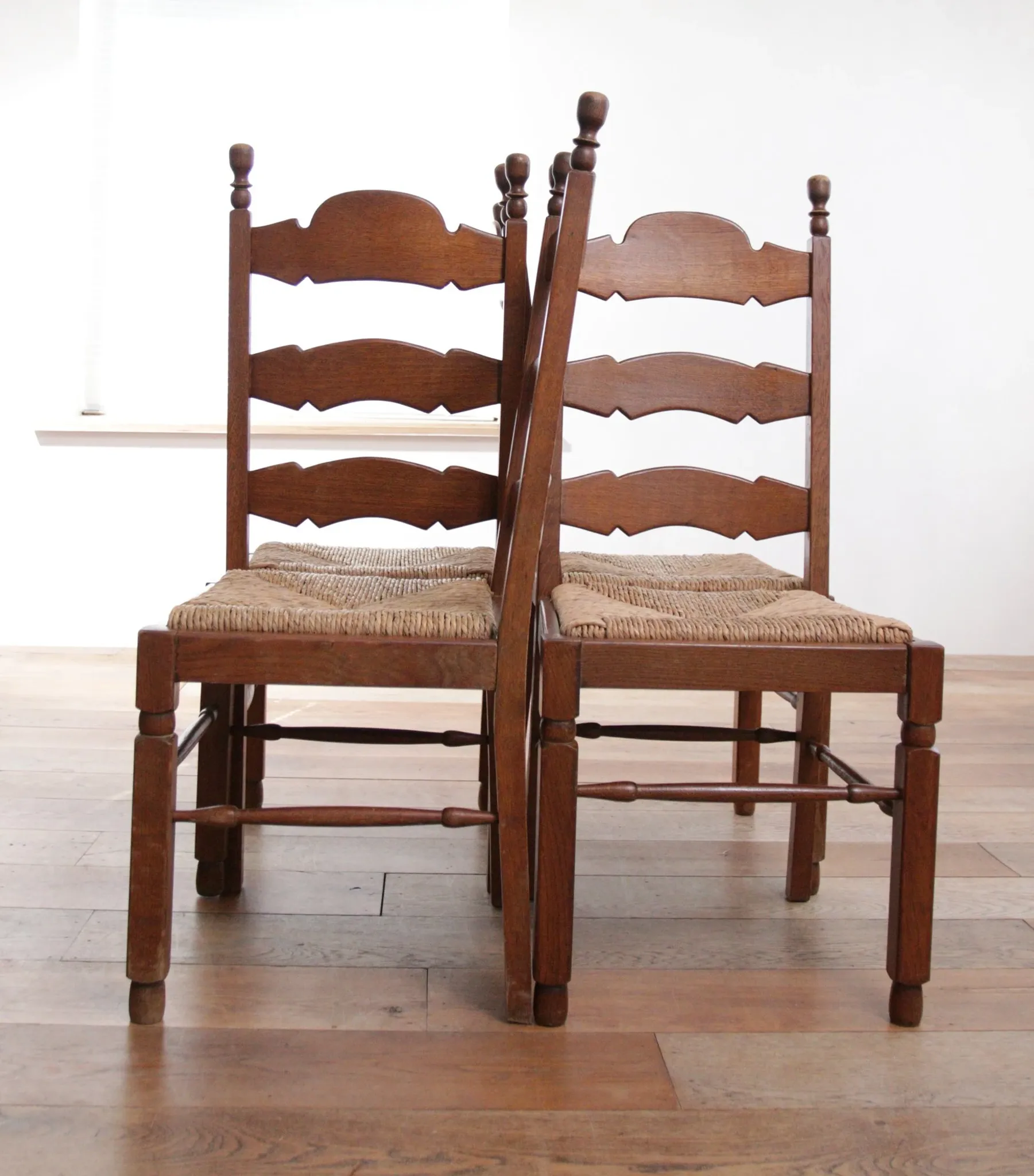 Ensemble de 4 chaises de salle à manger en chêne avec dossier échelle et sièges en paille.