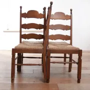 Ensemble de 4 chaises de salle à manger en chêne avec dossier échelle et sièges en paille.